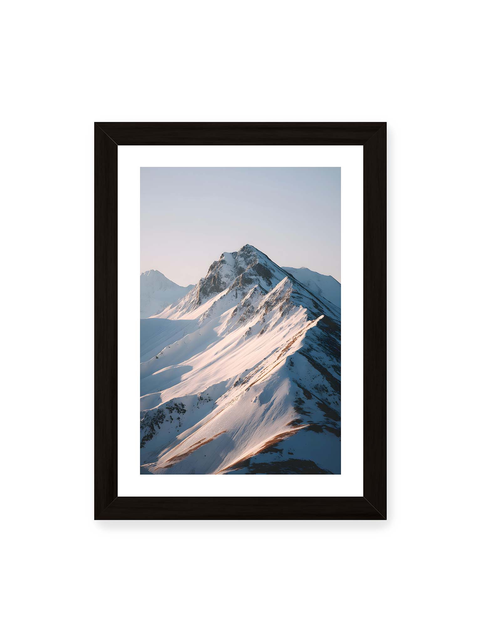 21x30 cm, weißer Galerie-Rand, schwarzer Rahmen – Schneebedeckte Bergkämme im sanften Licht mit klaren Linien und weiten Schneeflächen in alpiner Landschaft.