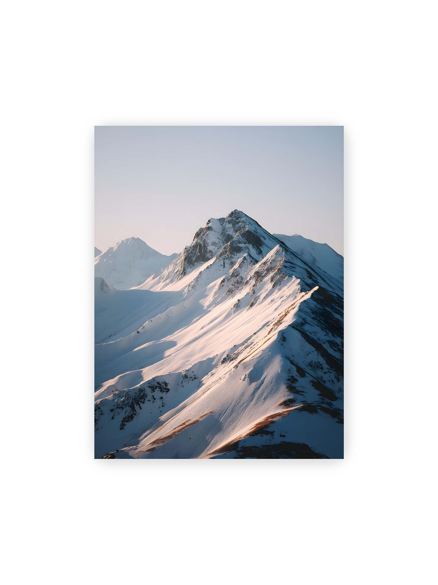 30x40 cm – Schneebedeckte Bergkämme im sanften Licht mit klaren Linien und weiten Schneeflächen in alpiner Landschaft.
