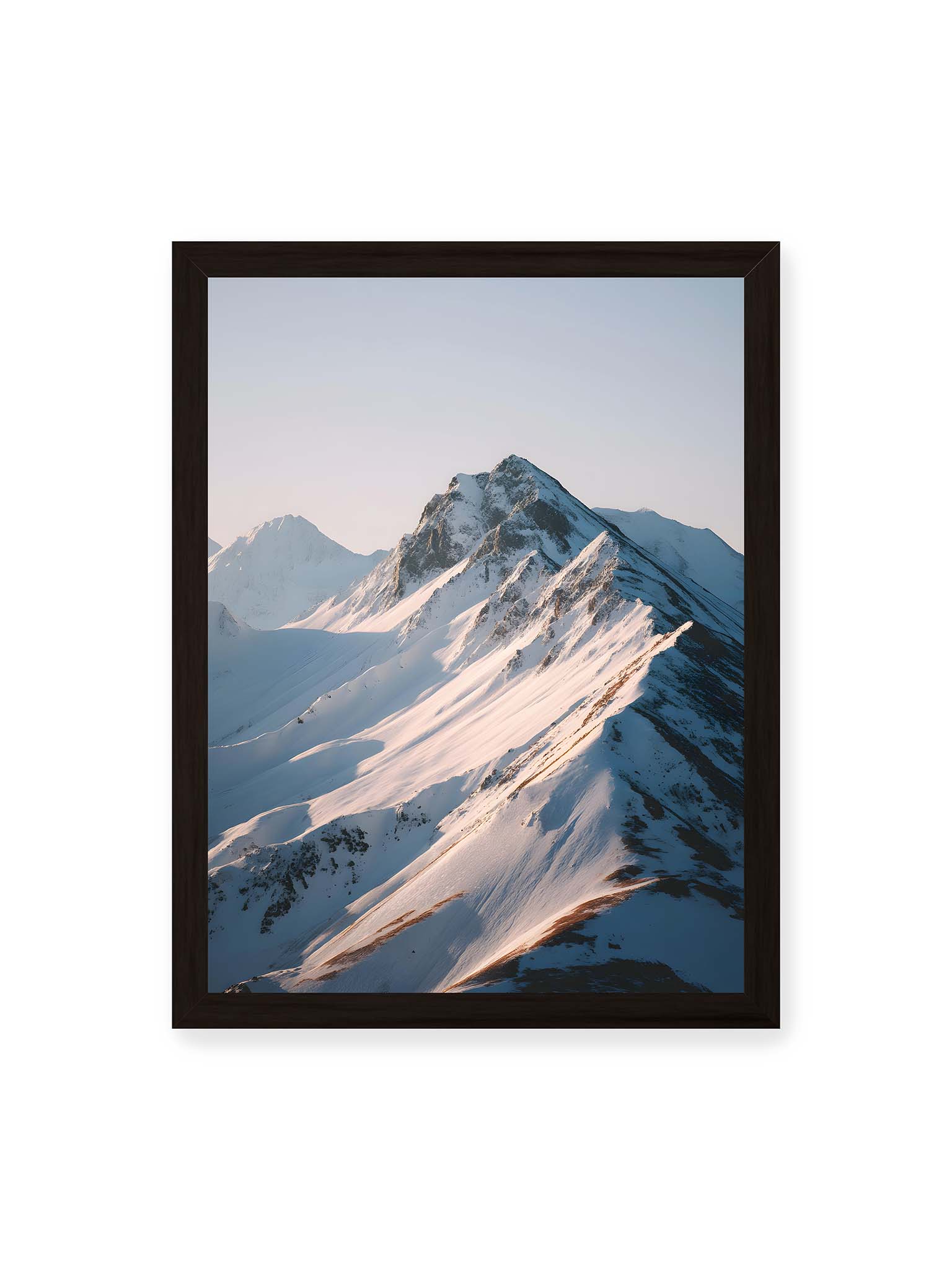 30x40 cm, schwarzer Rahmen – Schneebedeckte Bergkämme im sanften Licht mit klaren Linien und weiten Schneeflächen in alpiner Landschaft.