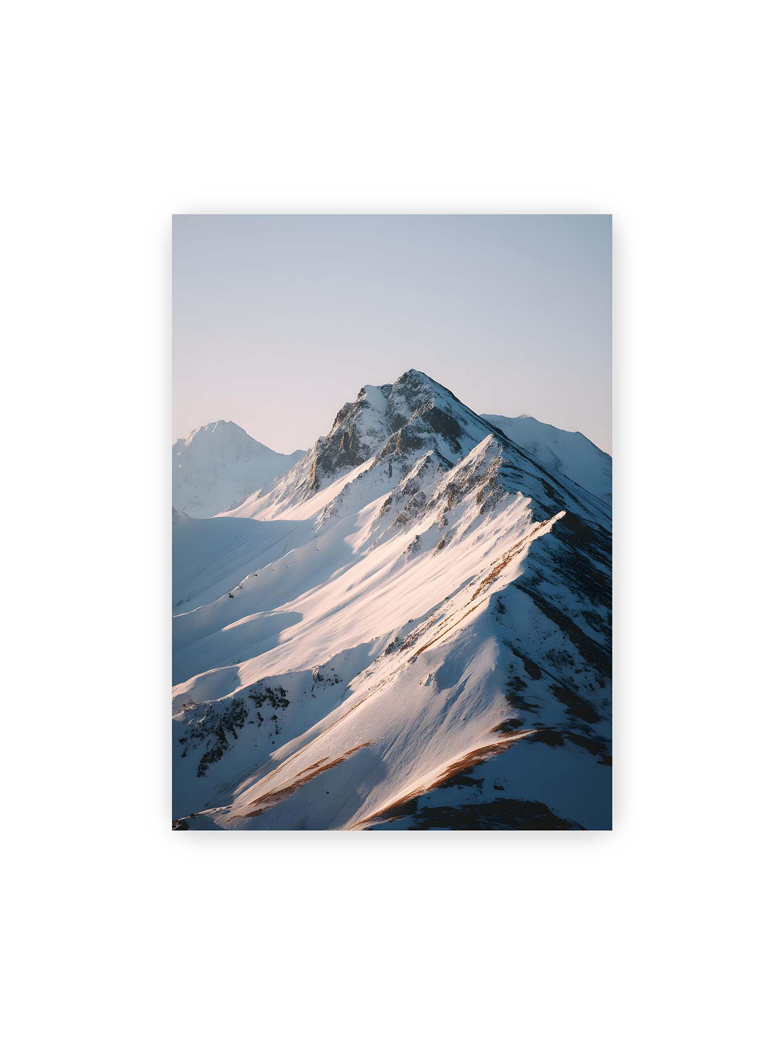 50x70 cm – Schneebedeckte Bergkämme im sanften Licht mit klaren Linien und weiten Schneeflächen in alpiner Landschaft.