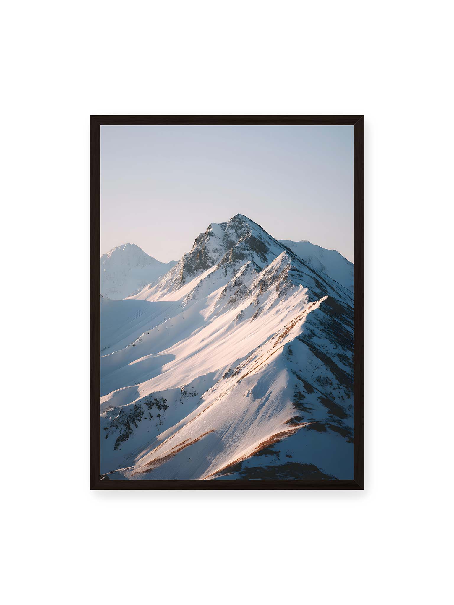 50x70 cm, schwarzer Rahmen – Schneebedeckte Bergkämme im sanften Licht mit klaren Linien und weiten Schneeflächen in alpiner Landschaft.