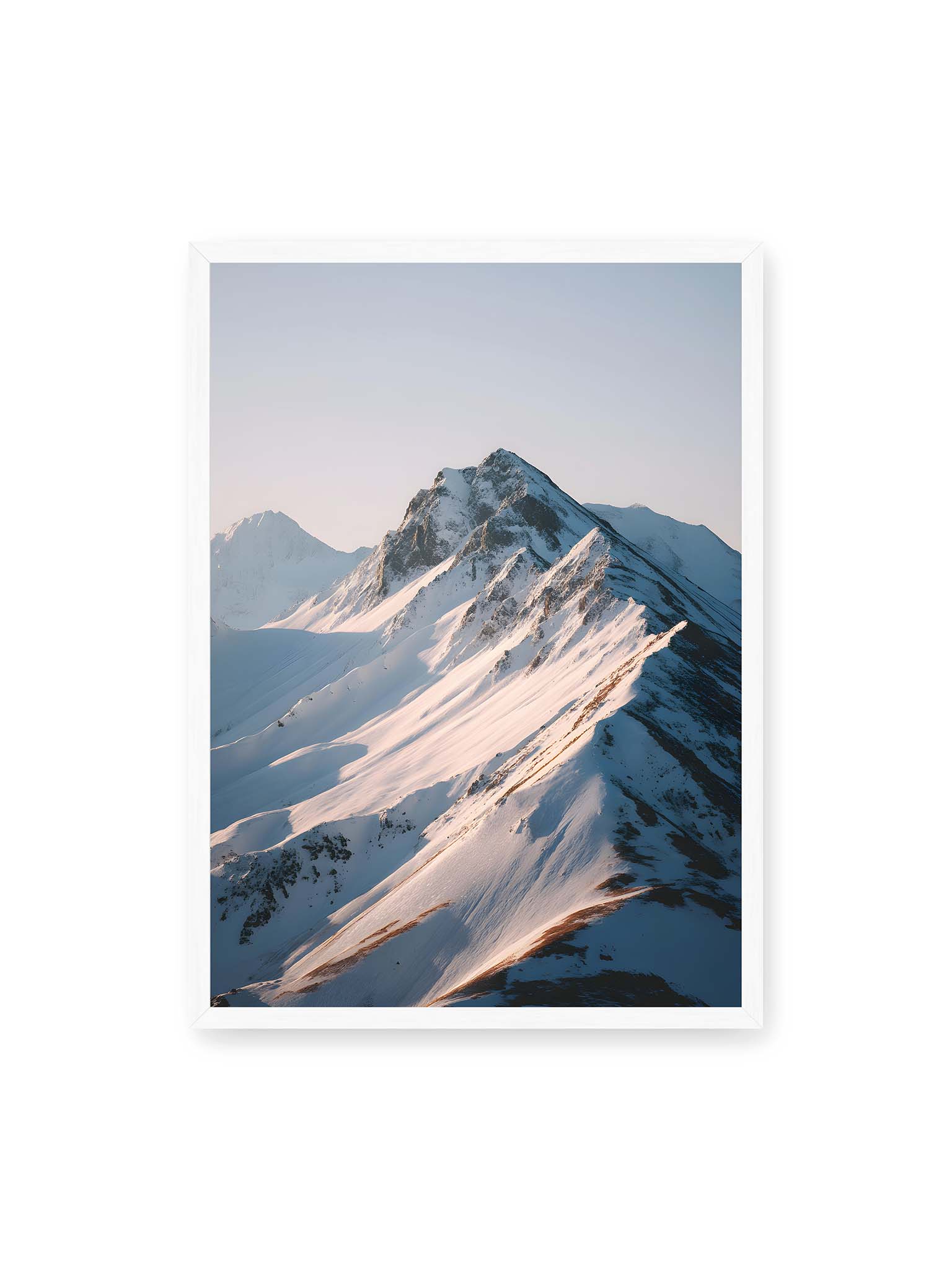 50x70 cm, weißer Rahmen – Schneebedeckte Bergkämme im sanften Licht mit klaren Linien und weiten Schneeflächen in alpiner Landschaft.