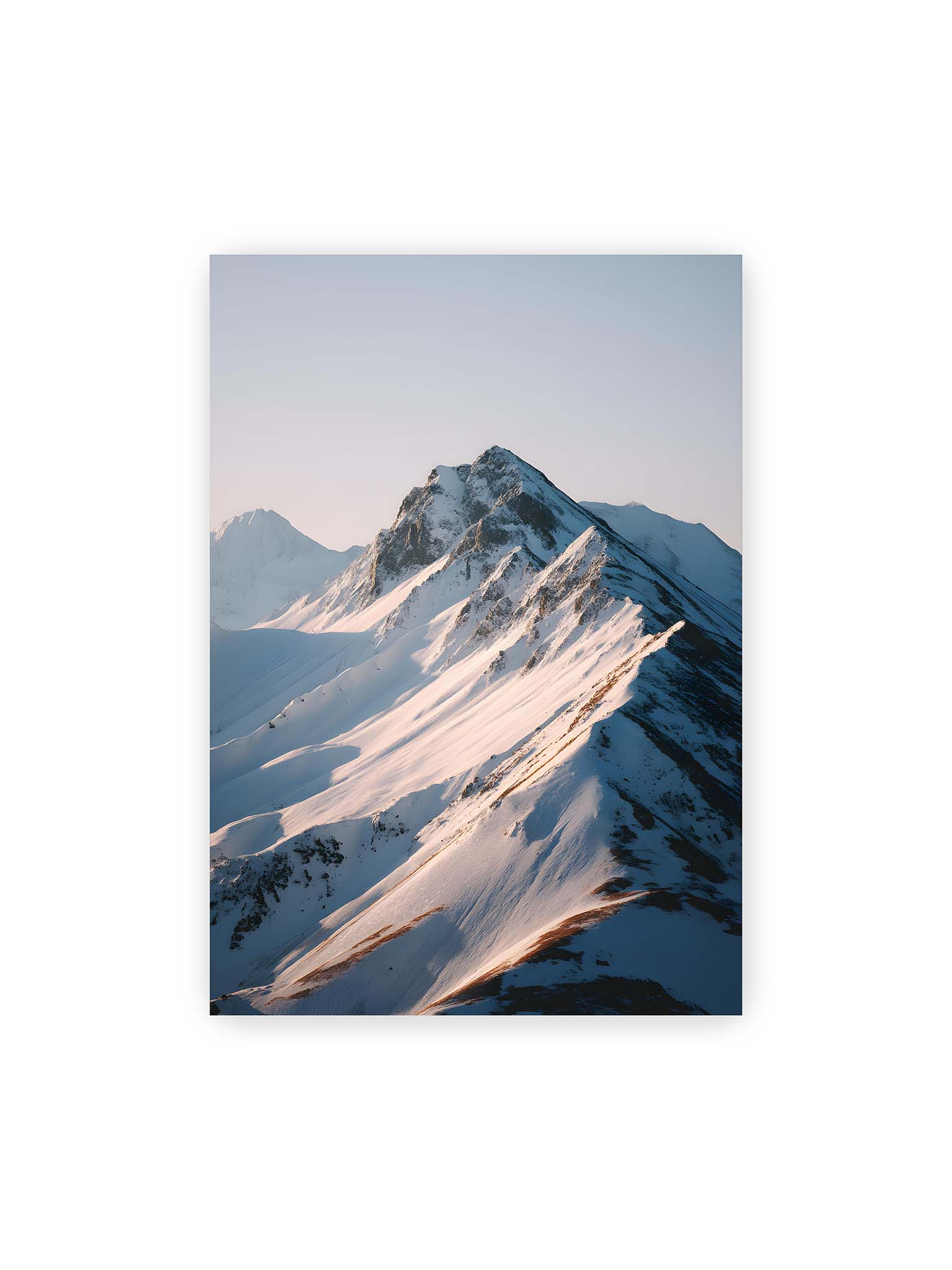 70x100 cm – Schneebedeckte Bergkämme im sanften Licht mit klaren Linien und weiten Schneeflächen in alpiner Landschaft.