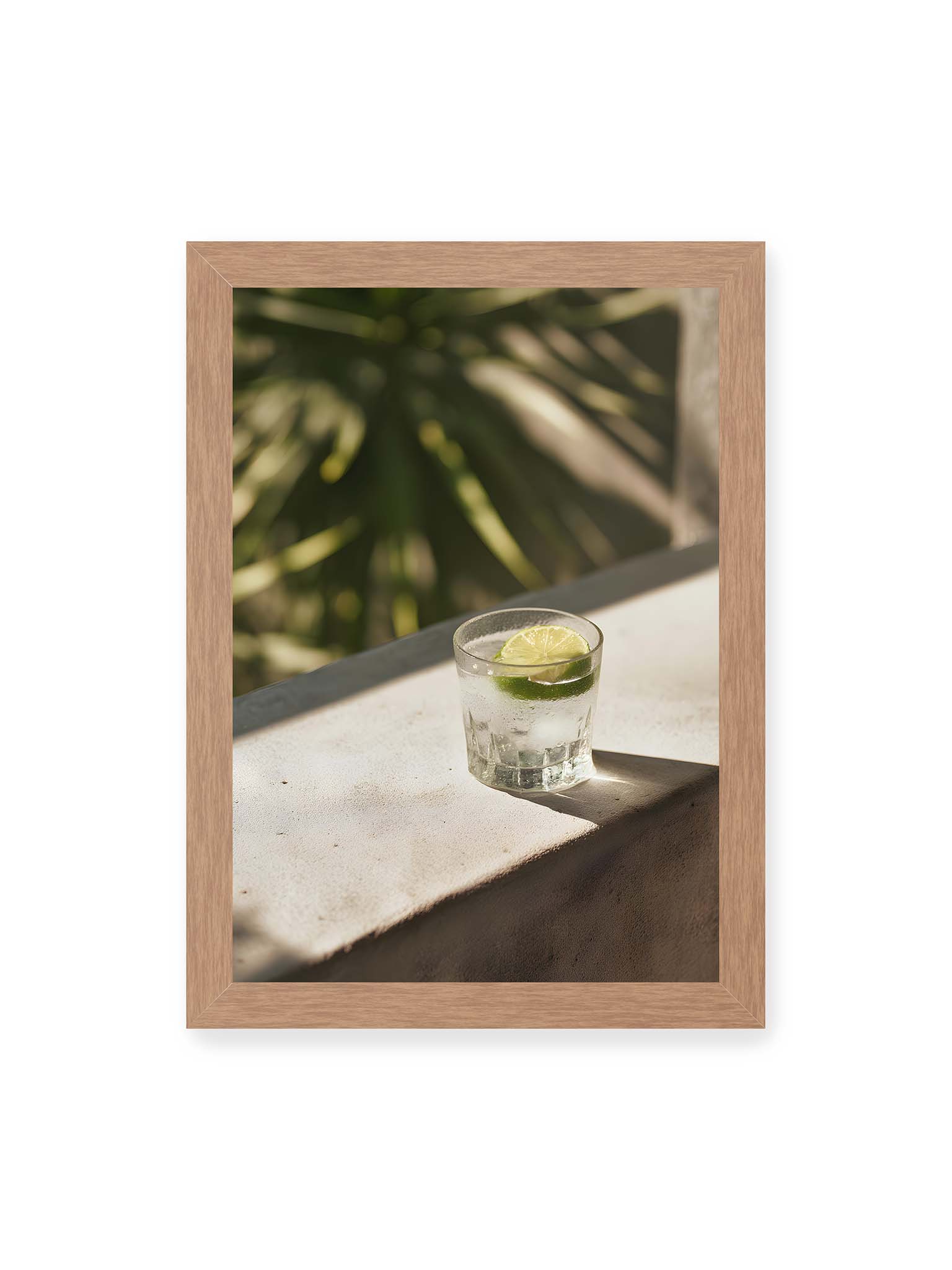 21x30 cm, Eichenrahmen – Glas mit Eis und Limettenscheibe auf heller Oberfläche im warmen Licht mit tropischen Schatten.
