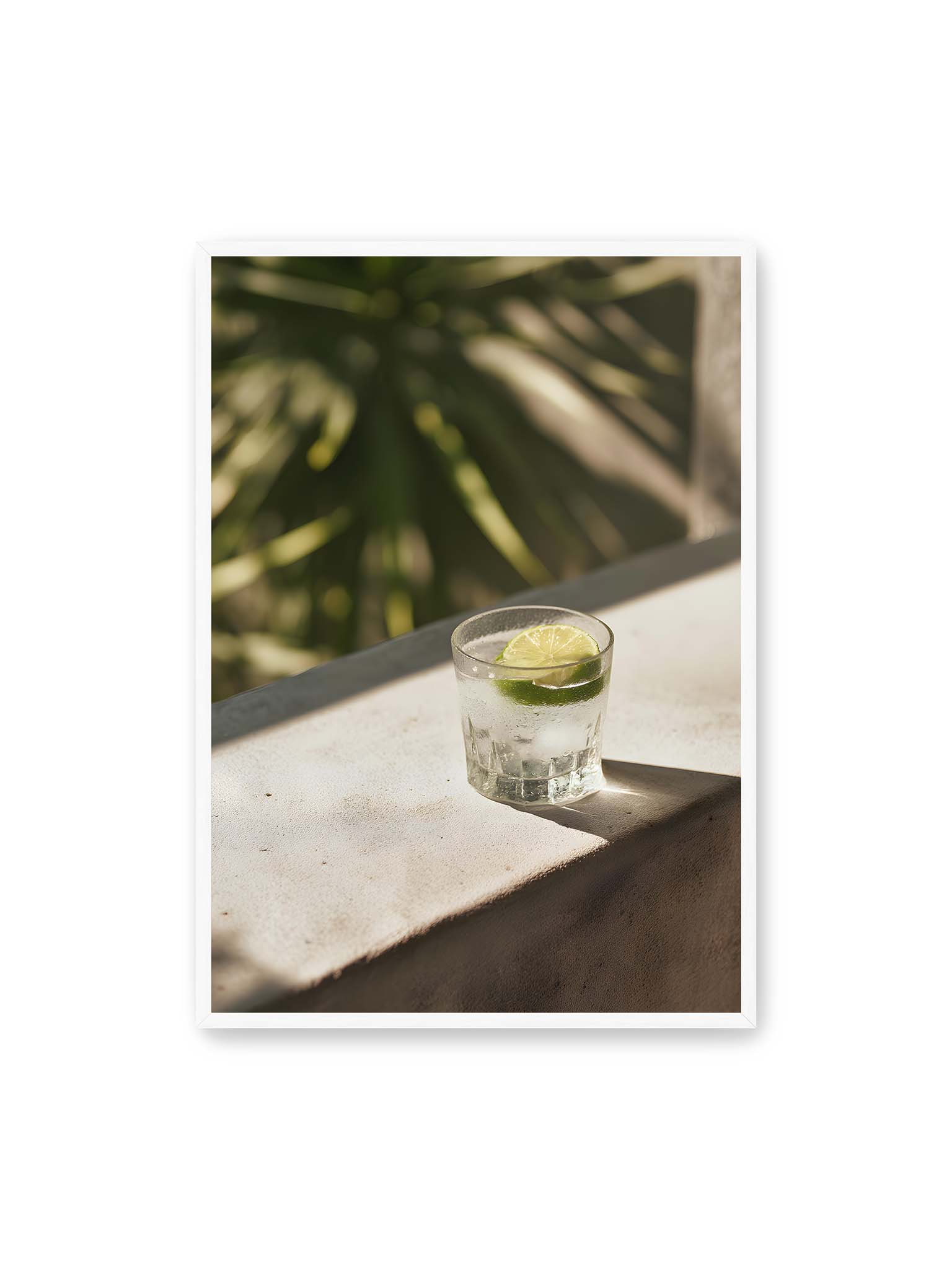 70x100 cm, weißer Rahmen – Glas mit Eis und Limettenscheibe auf heller Oberfläche im warmen Licht mit tropischen Schatten.