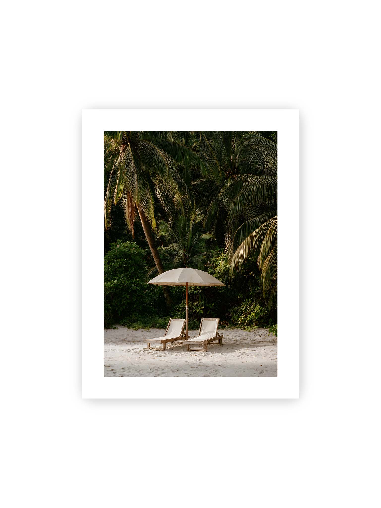 30x40 cm, weißer Galerie-Rand – Zwei Liegen unter einem Sonnenschirm am tropischen Strand mit Palmen und weichem Licht im Hintergrund.