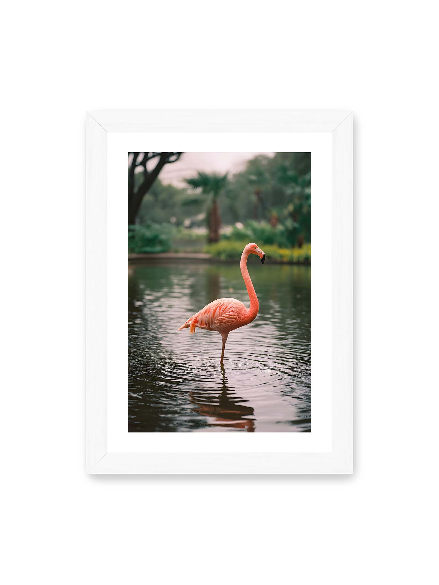 21x30 cm, weißer Galerie-Rand, weißer Rahmen – Flamingo steht im flachen Wasser mit sanften Wellen und grünem, unscharfem tropischen Hintergrund.