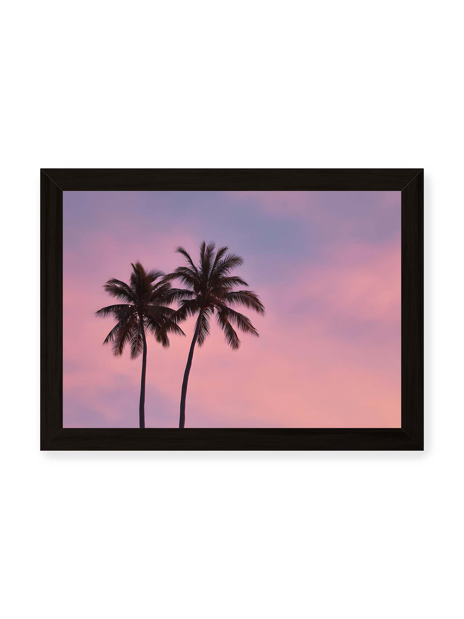 21x30 cm, schwarzer Rahmen – Zwei Palmen als dunkle Silhouetten vor einem rosafarbenen Himmel mit weichen Farbverläufen bei Sonnenuntergang.