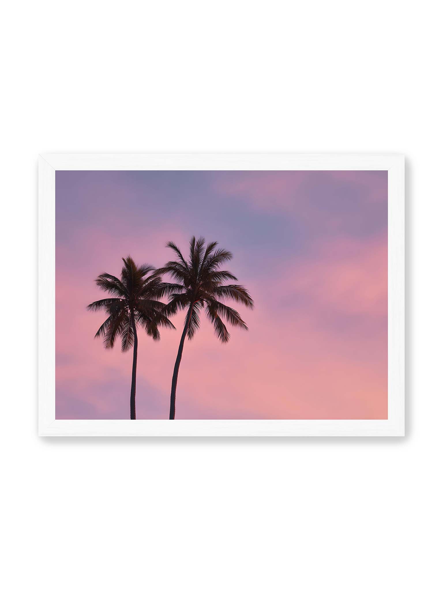 30x40 cm, weißer Rahmen – Zwei Palmen als dunkle Silhouetten vor einem rosafarbenen Himmel mit weichen Farbverläufen bei Sonnenuntergang.