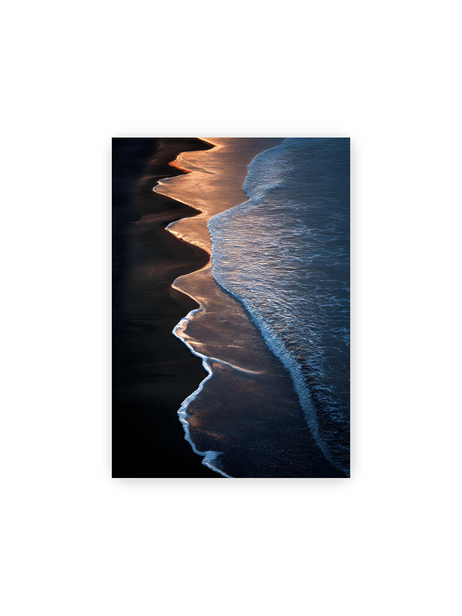 21x30 cm – Goldene Wellenlinien treffen auf dunklen Strand mit starkem Kontrast zwischen Licht und Schatten entlang der Küste.