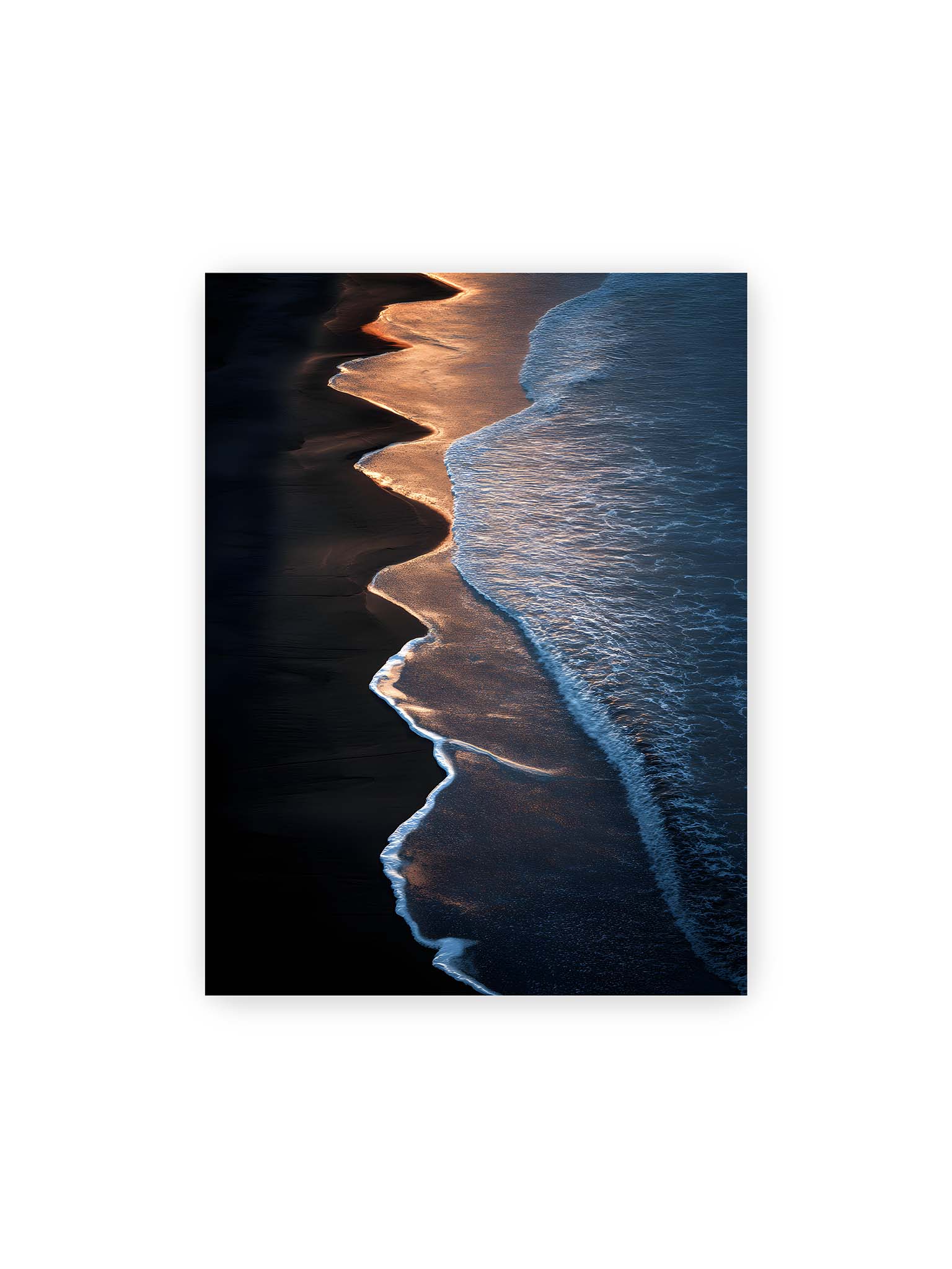 30x40 cm – Goldene Wellenlinien treffen auf dunklen Strand mit starkem Kontrast zwischen Licht und Schatten entlang der Küste.