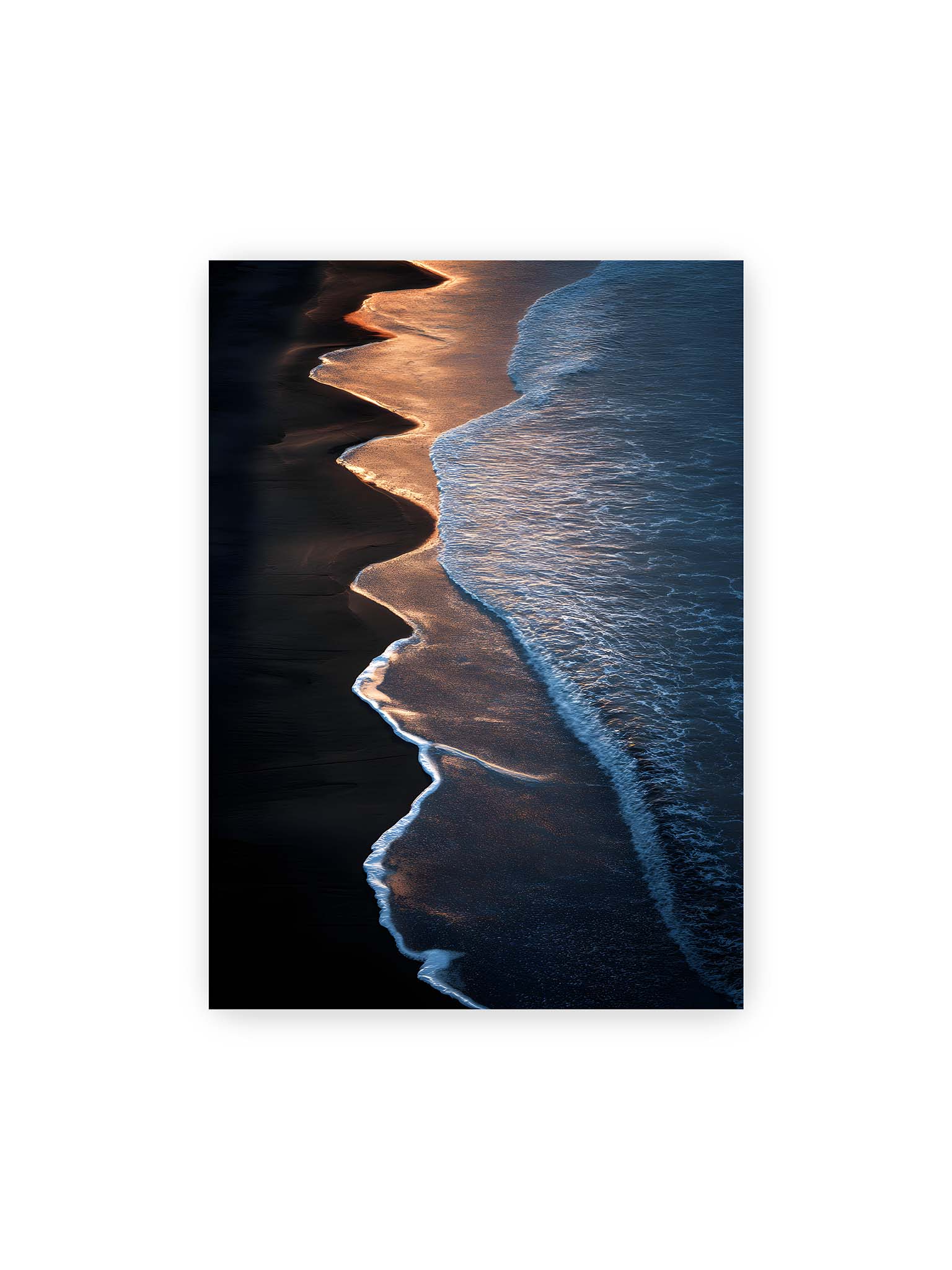 50x70 cm – Goldene Wellenlinien treffen auf dunklen Strand mit starkem Kontrast zwischen Licht und Schatten entlang der Küste.