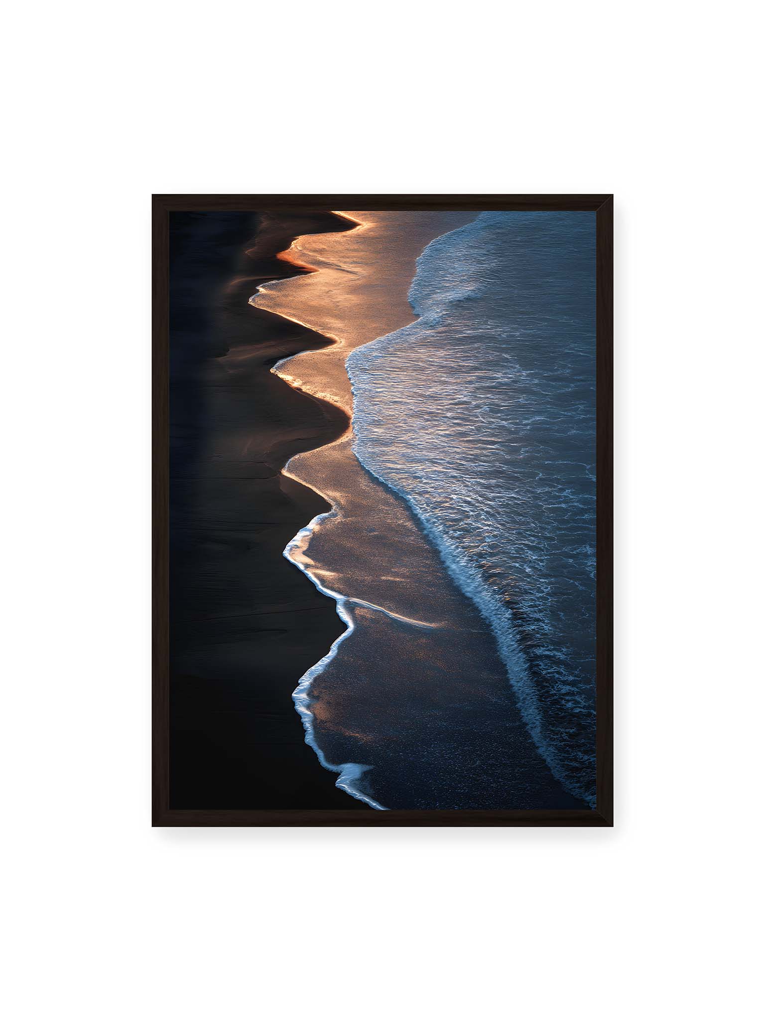 50x70 cm, schwarzer Rahmen – Goldene Wellenlinien treffen auf dunklen Strand mit starkem Kontrast zwischen Licht und Schatten entlang der Küste.
