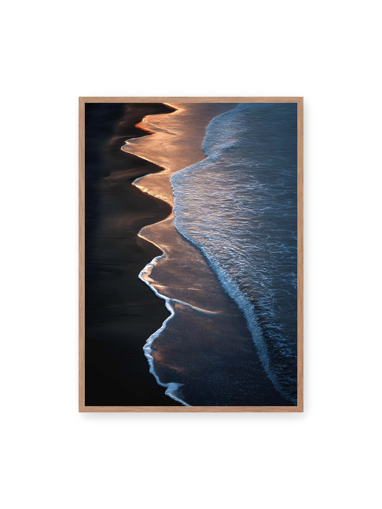 70x100 cm, Eichenrahmen – Goldene Wellenlinien treffen auf dunklen Strand mit starkem Kontrast zwischen Licht und Schatten entlang der Küste.