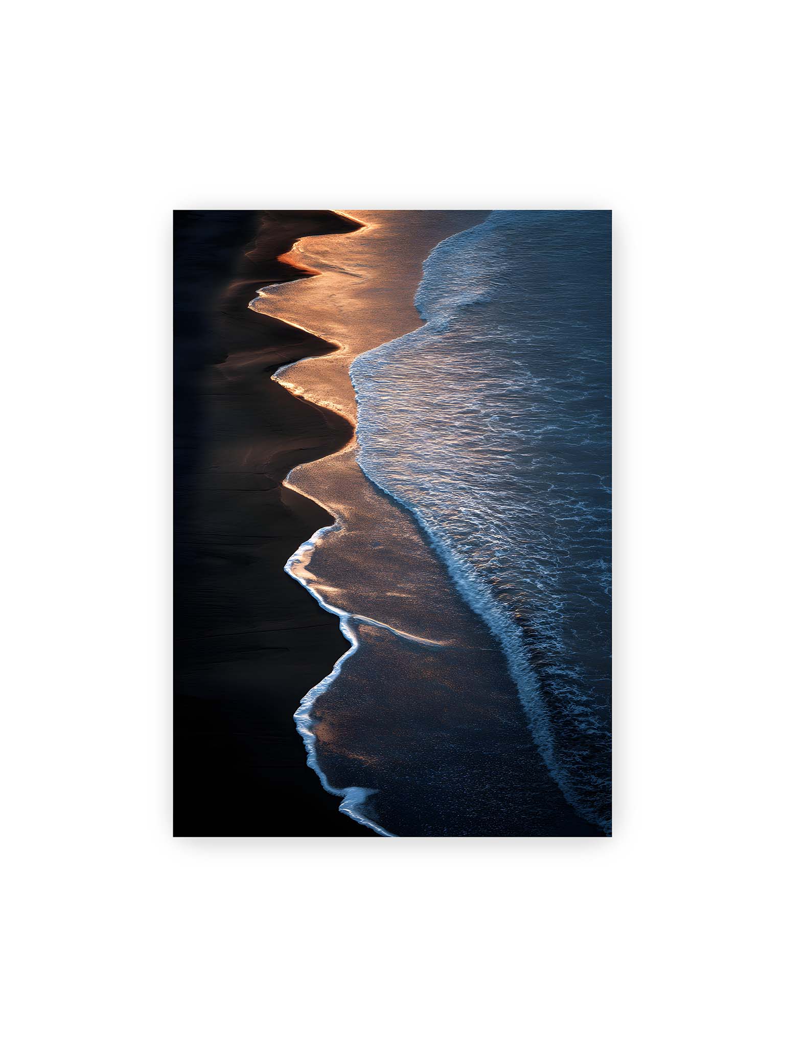 70x100 cm – Goldene Wellenlinien treffen auf dunklen Strand mit starkem Kontrast zwischen Licht und Schatten entlang der Küste.