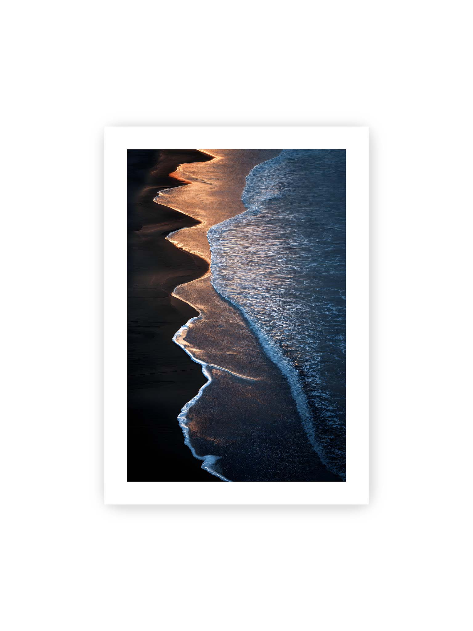 70x100 cm, weißer Galerie-Rand – Goldene Wellenlinien treffen auf dunklen Strand mit starkem Kontrast zwischen Licht und Schatten entlang der Küste.