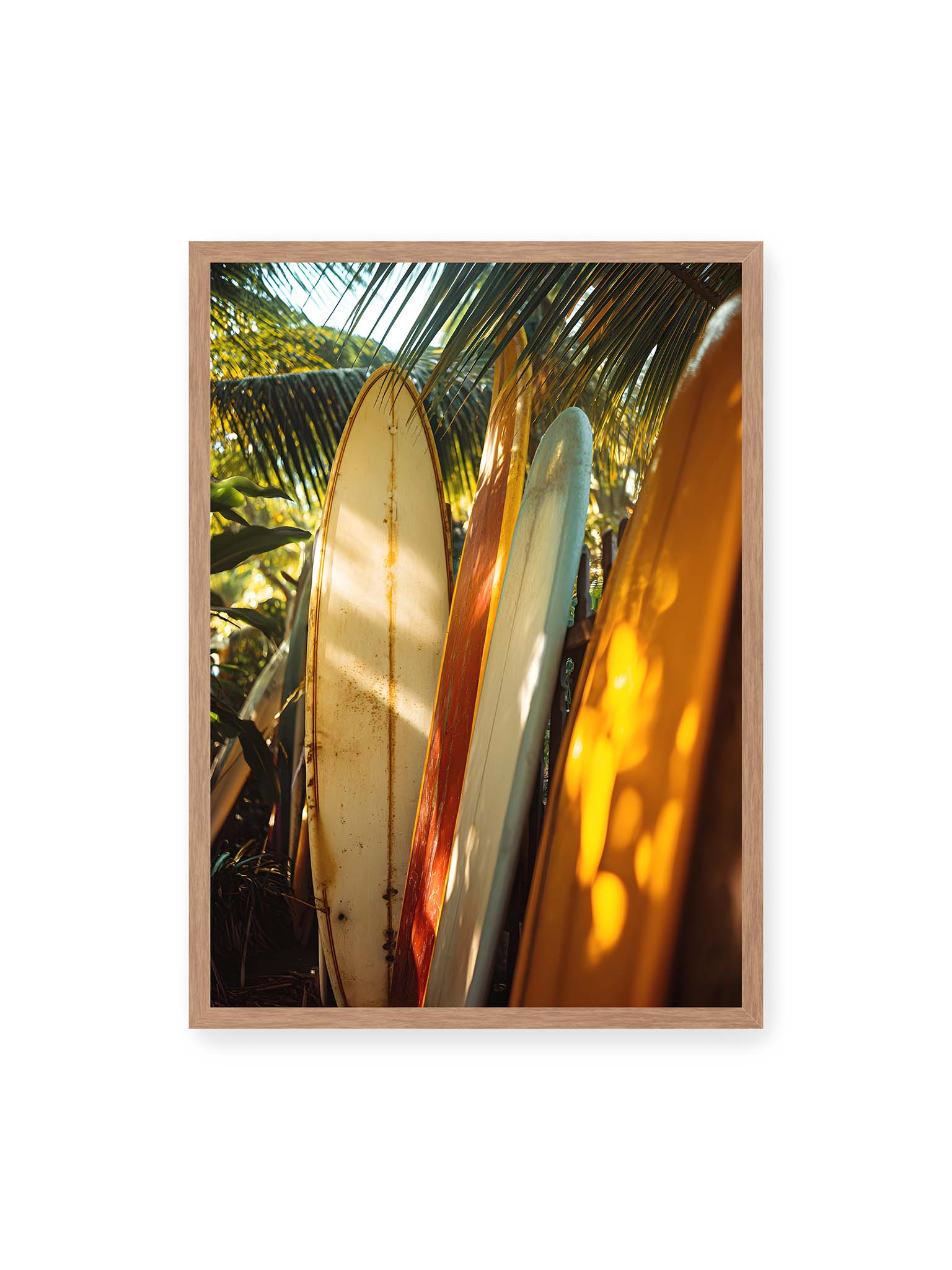 50x70 cm, Eichenrahmen – Mehrere Surfboards lehnen unter Palmen im warmen Licht mit Schatten und natürlichen Farben in tropischer Umgebung.