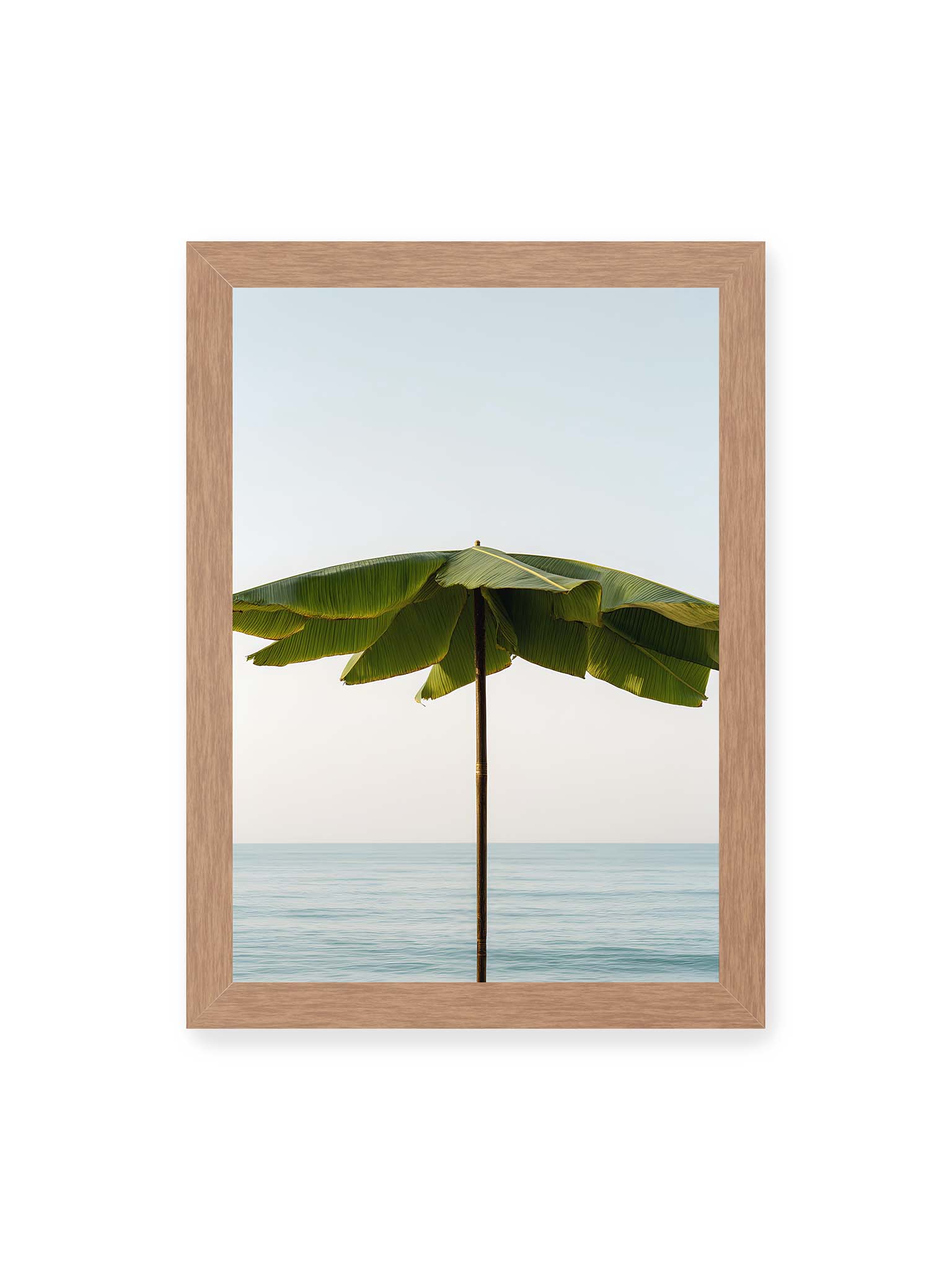 21x30 cm, Eichenrahmen – Sonnenschirm aus großen grünen tropischen Blättern vor ruhigem Meer mit klarer Horizontlinie und hellem Himmel.