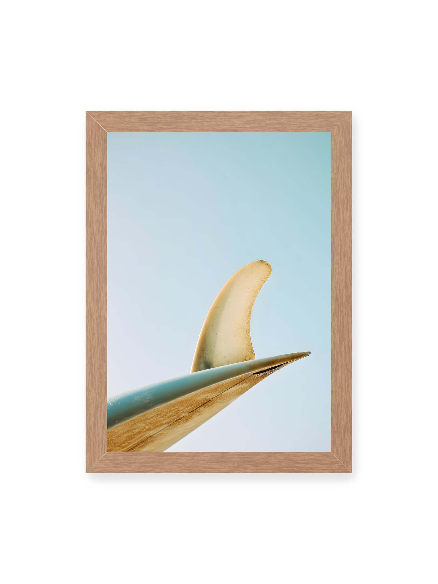 21x30 cm, Eichenrahmen – Surfboard-Finne vor klarem Himmel mit geschwungener Form und minimalistischer Komposition.