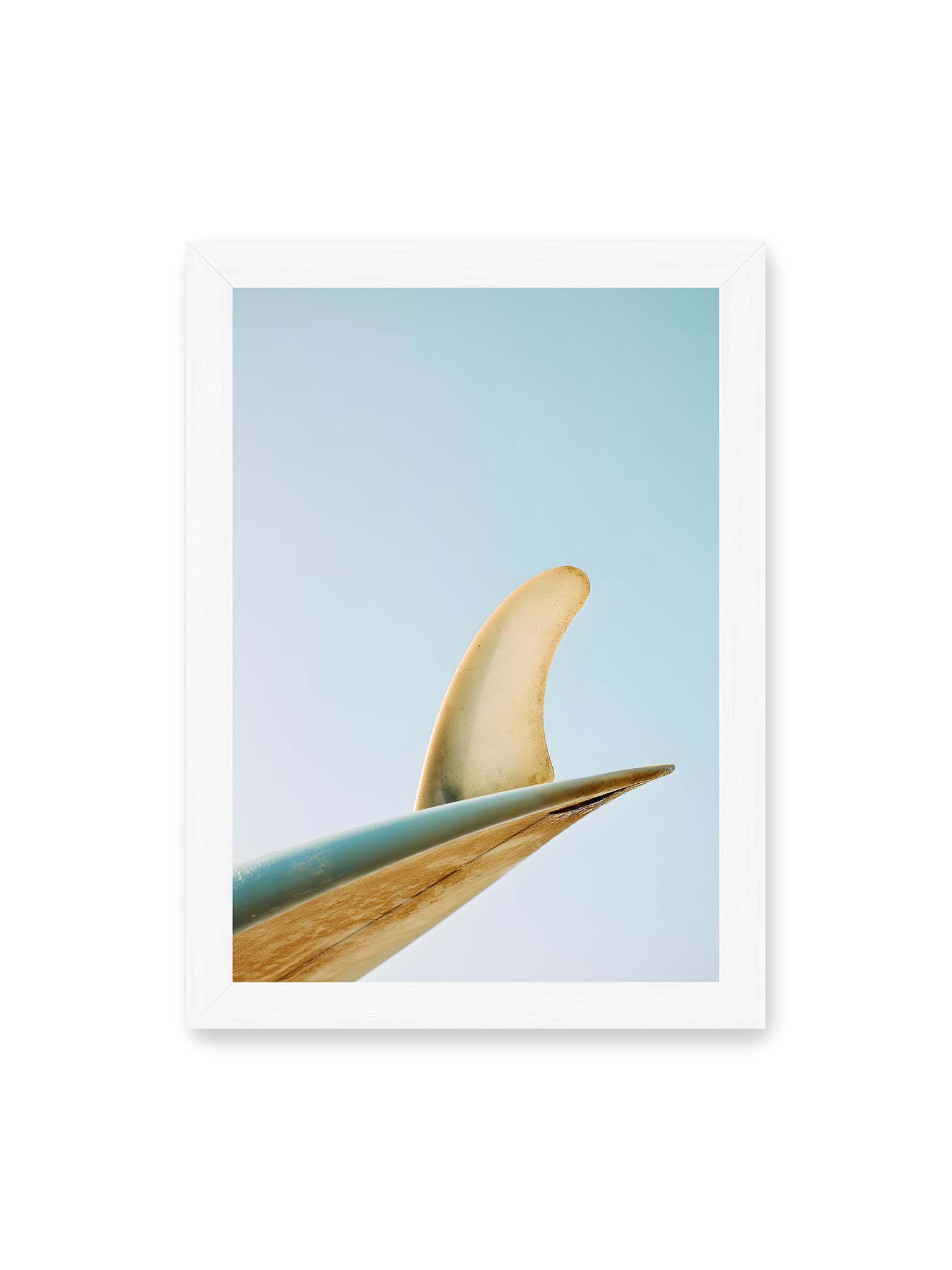 21x30 cm, weißer Rahmen – Surfboard-Finne vor klarem Himmel mit geschwungener Form und minimalistischer Komposition.