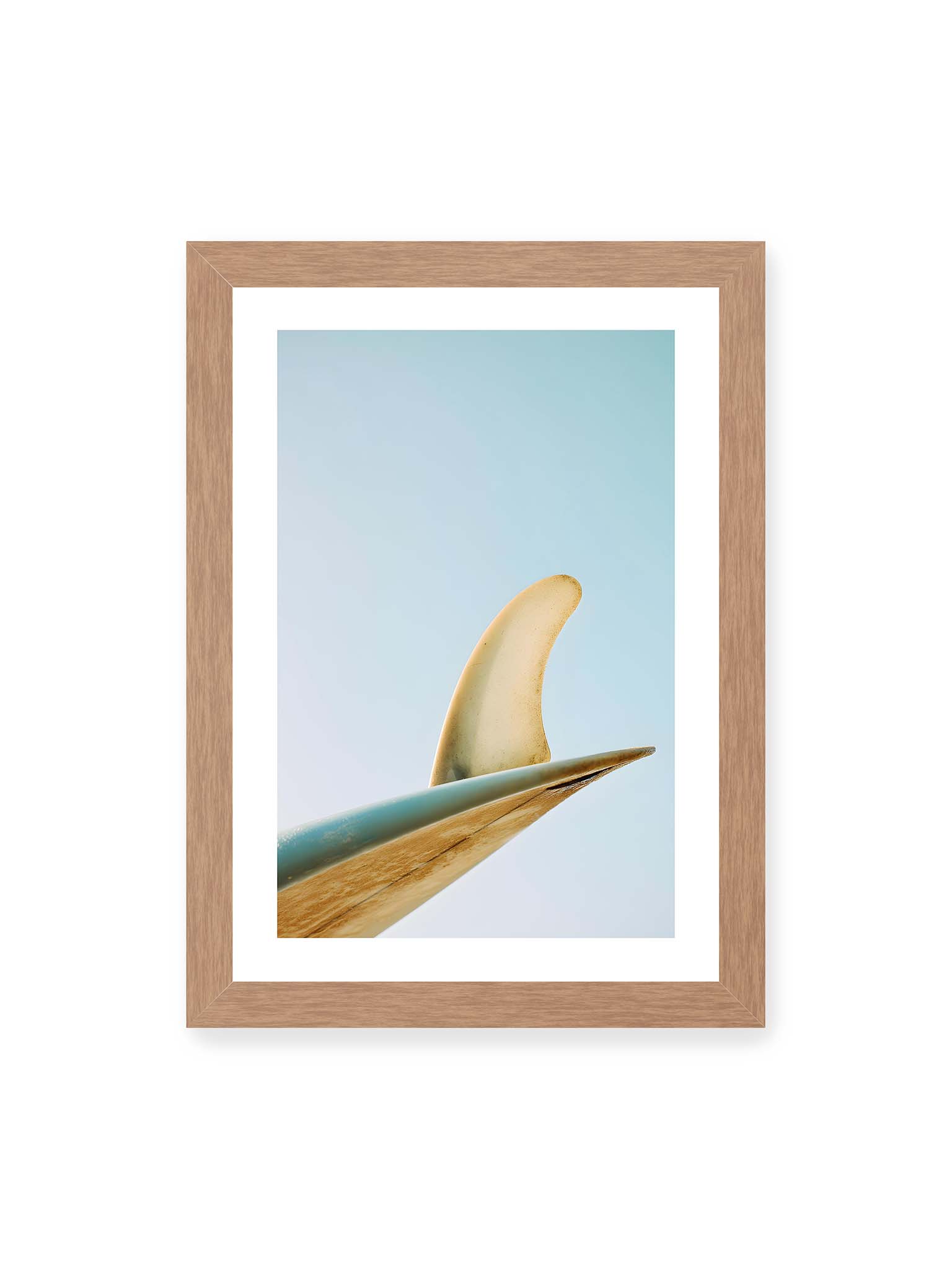21x30 cm, weißer Galerie-Rand, Eichenrahmen – Surfboard-Finne vor klarem Himmel mit geschwungener Form und minimalistischer Komposition.