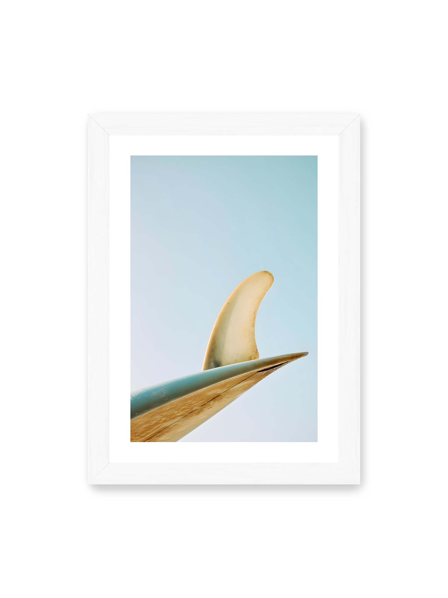 21x30 cm, weißer Galerie-Rand, weißer Rahmen – Surfboard-Finne vor klarem Himmel mit geschwungener Form und minimalistischer Komposition.