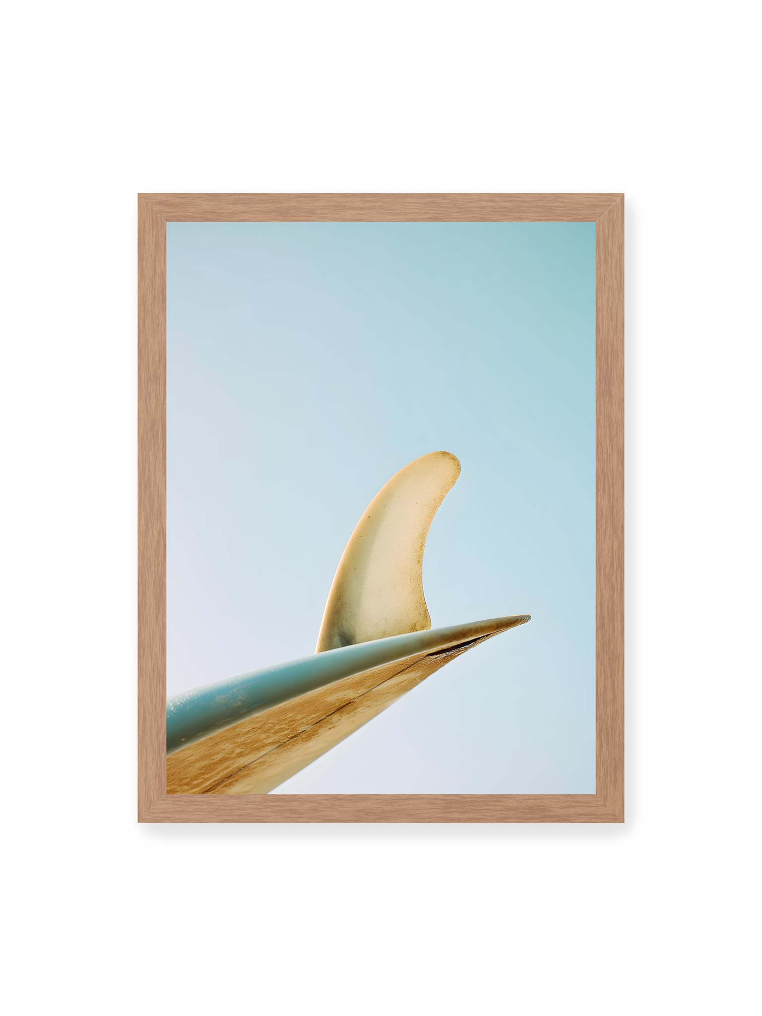 30x40 cm, Eichenrahmen – Surfboard-Finne vor klarem Himmel mit geschwungener Form und minimalistischer Komposition.