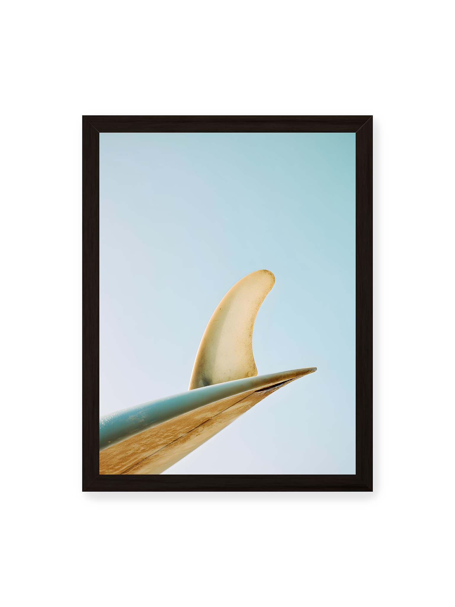 30x40 cm, schwarzer Rahmen – Surfboard-Finne vor klarem Himmel mit geschwungener Form und minimalistischer Komposition.