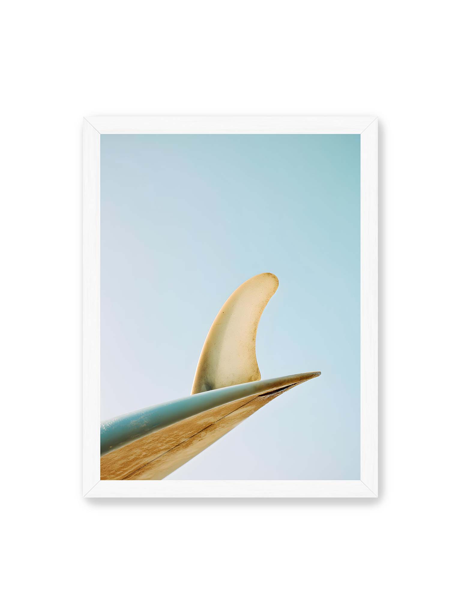 30x40 cm, weißer Rahmen – Surfboard-Finne vor klarem Himmel mit geschwungener Form und minimalistischer Komposition.