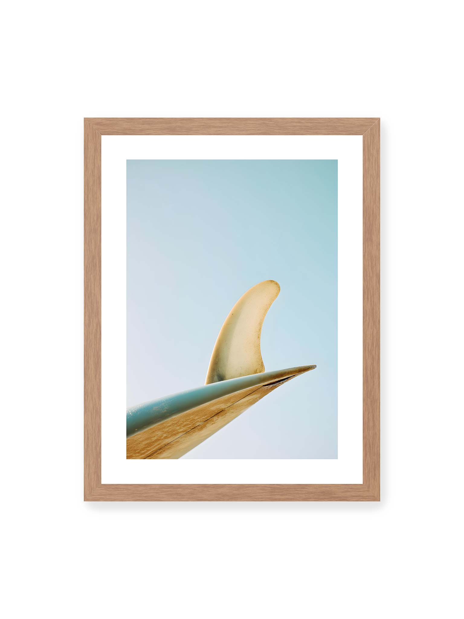 30x40 cm, weißer Galerie-Rand, Eichenrahmen – Surfboard-Finne vor klarem Himmel mit geschwungener Form und minimalistischer Komposition.
