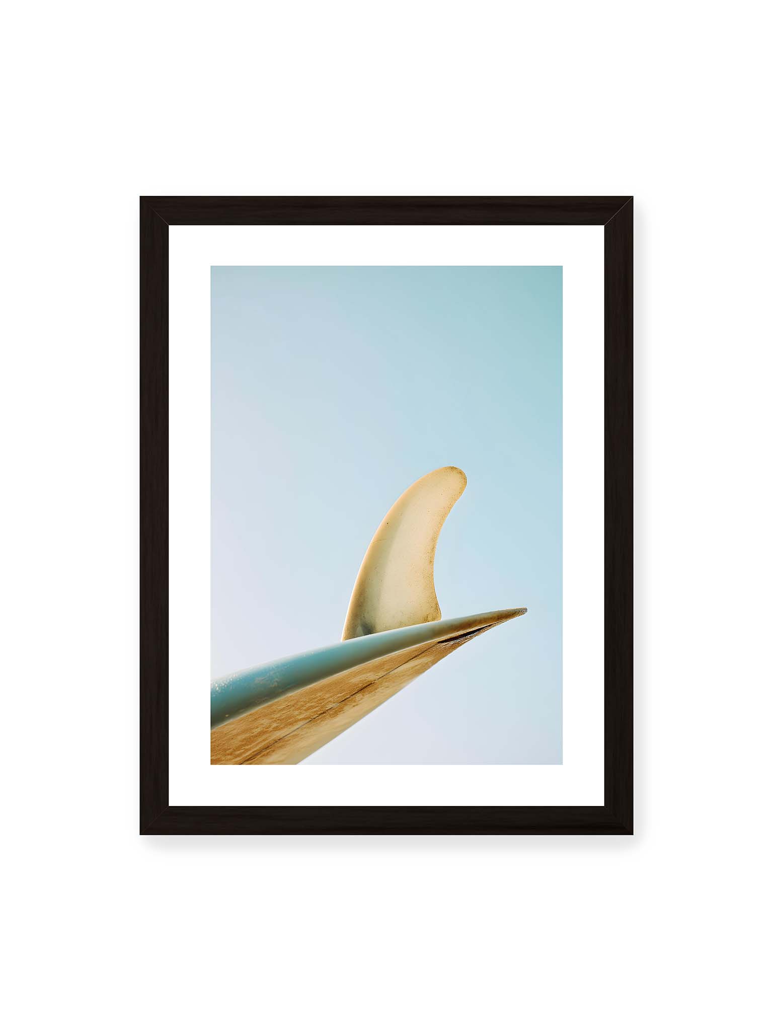 30x40 cm, weißer Galerie-Rand, schwarzer Rahmen – Surfboard-Finne vor klarem Himmel mit geschwungener Form und minimalistischer Komposition.