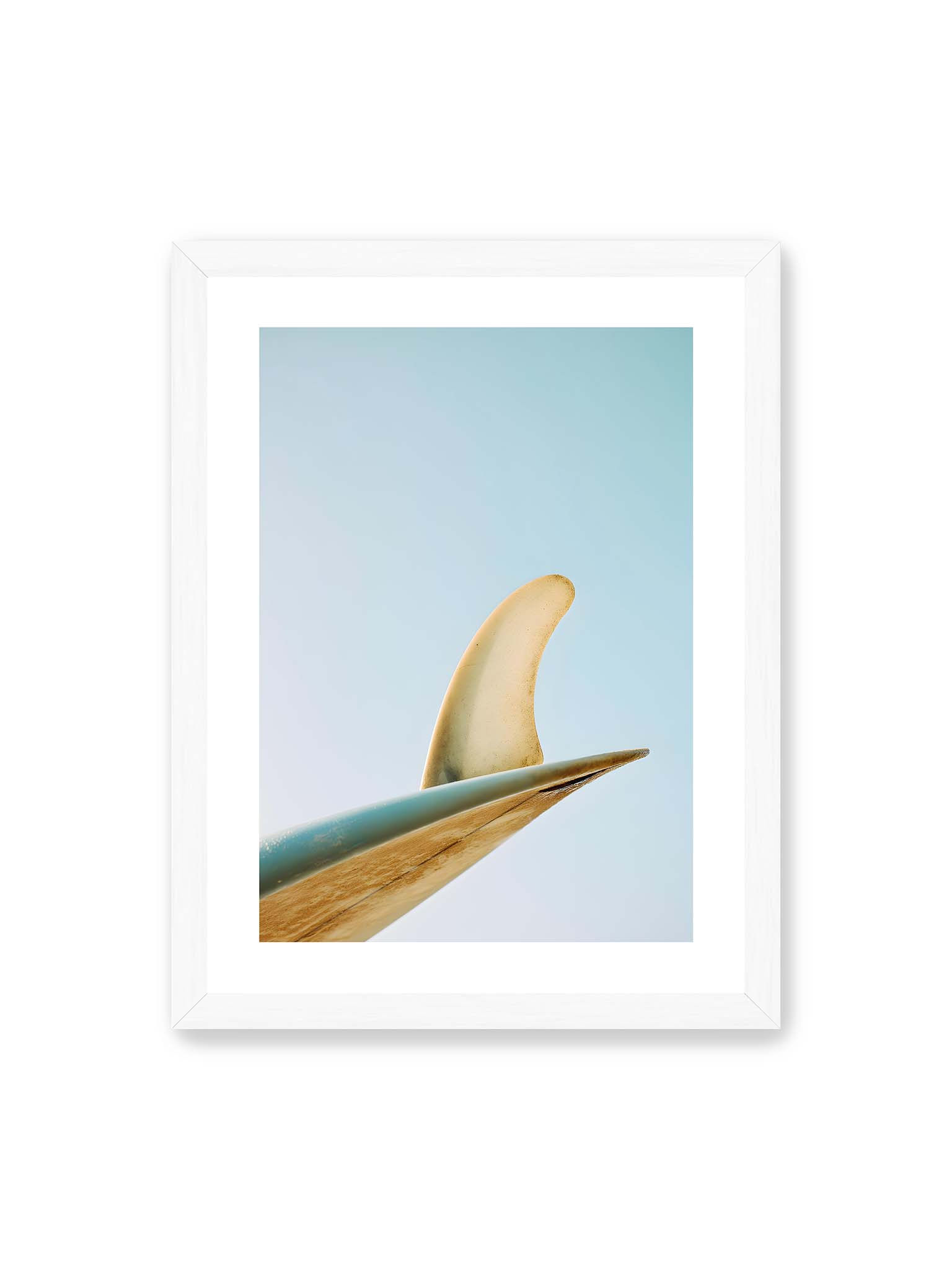 30x40 cm, weißer Galerie-Rand, weißer Rahmen – Surfboard-Finne vor klarem Himmel mit geschwungener Form und minimalistischer Komposition.