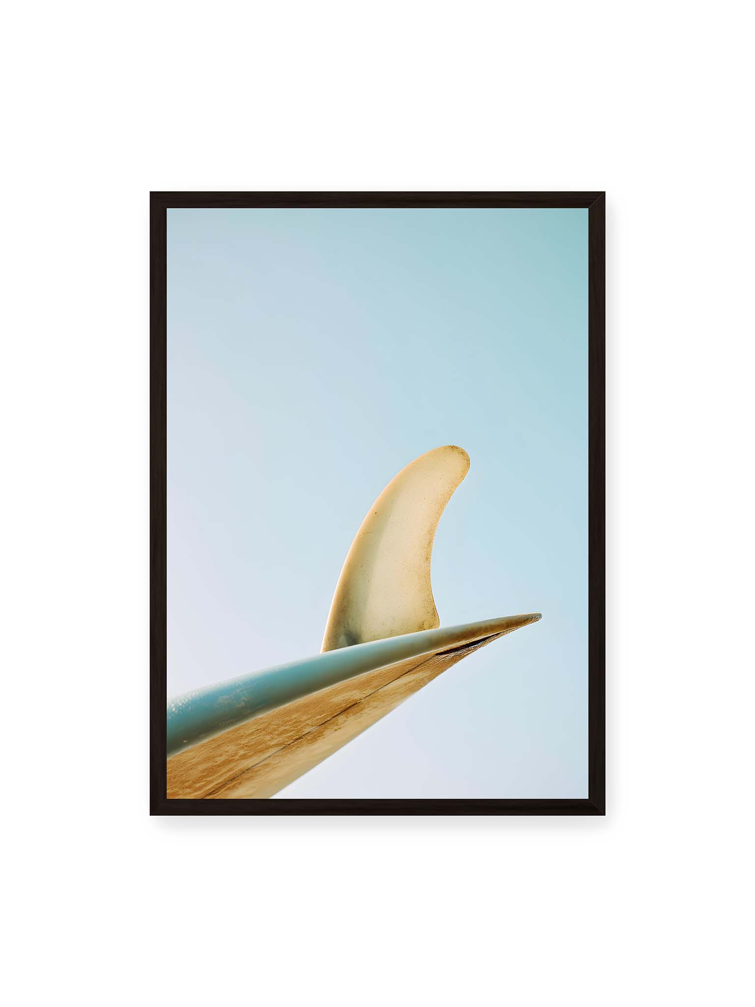 50x70 cm, schwarzer Rahmen – Surfboard-Finne vor klarem Himmel mit geschwungener Form und minimalistischer Komposition.