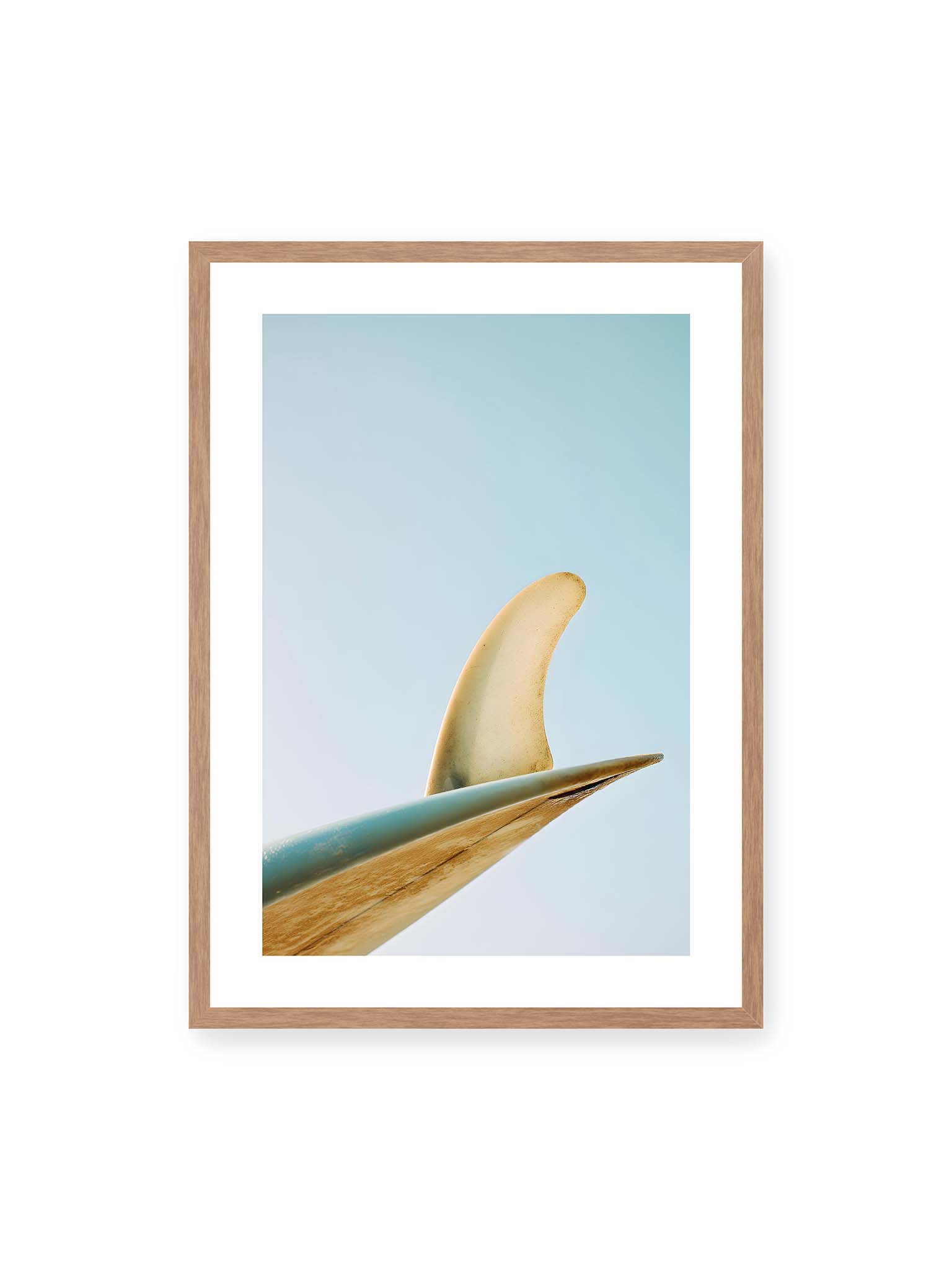 50x70 cm, weißer Galerie-Rand, Eichenrahmen – Surfboard-Finne vor klarem Himmel mit geschwungener Form und minimalistischer Komposition.
