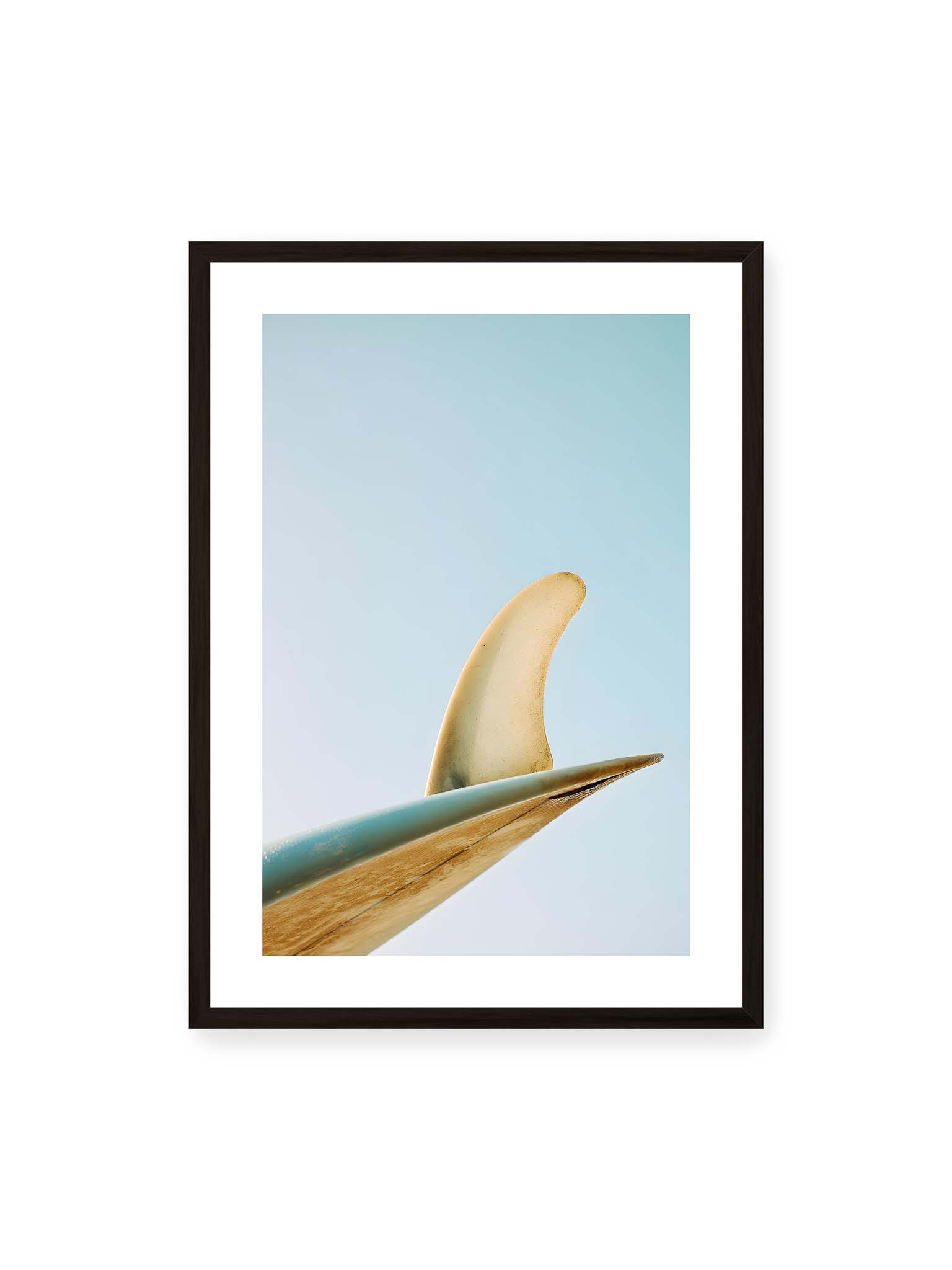 50x70 cm, weißer Galerie-Rand, schwarzer Rahmen – Surfboard-Finne vor klarem Himmel mit geschwungener Form und minimalistischer Komposition.