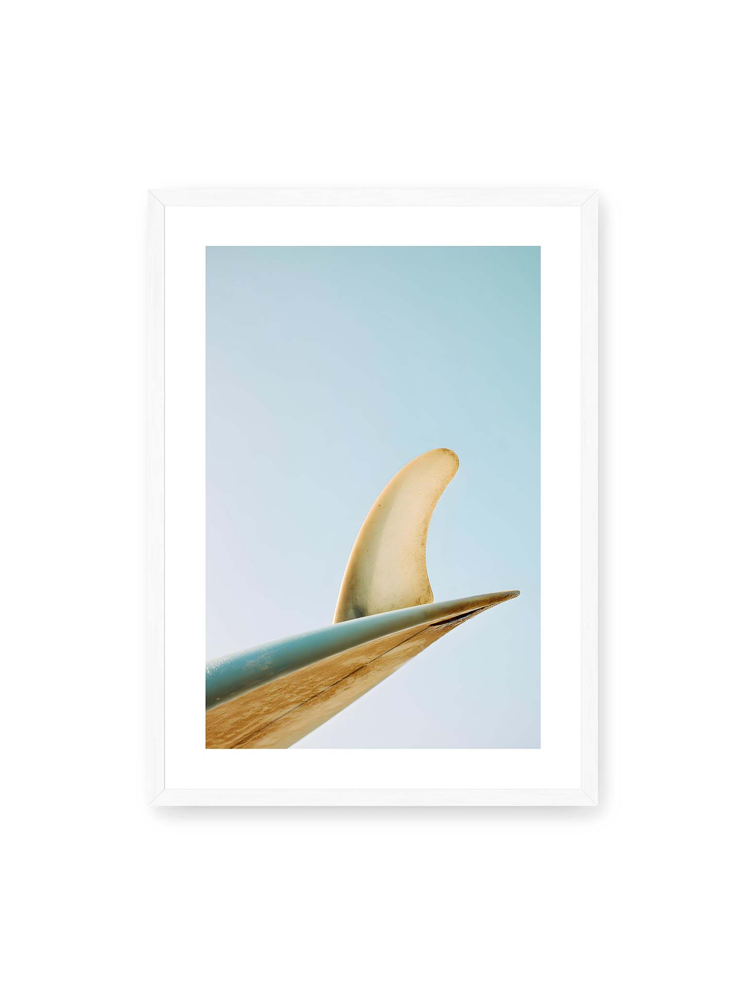 50x70 cm, weißer Galerie-Rand, weißer Rahmen – Surfboard-Finne vor klarem Himmel mit geschwungener Form und minimalistischer Komposition.