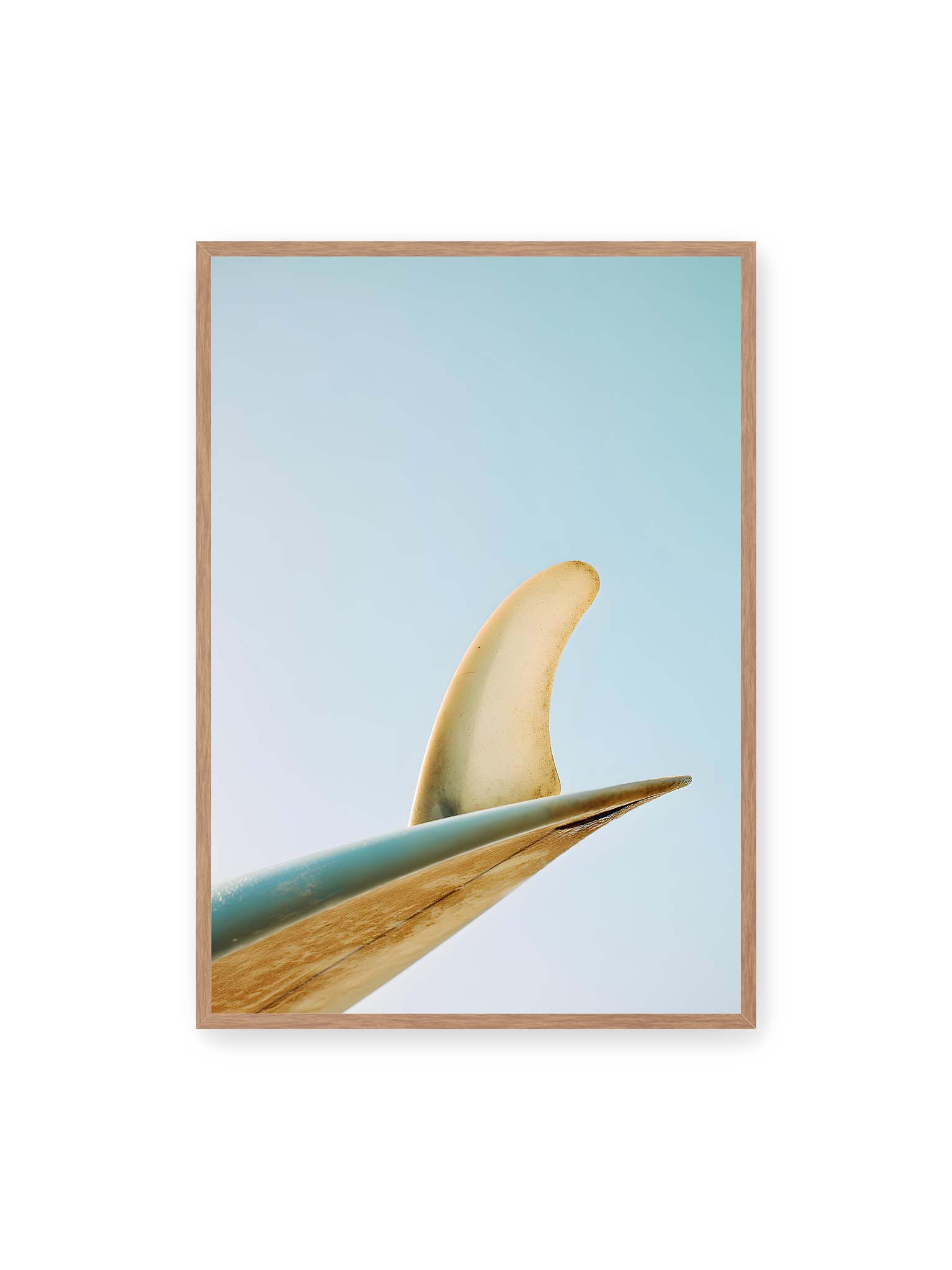 70x100 cm, Eichenrahmen – Surfboard-Finne vor klarem Himmel mit geschwungener Form und minimalistischer Komposition.