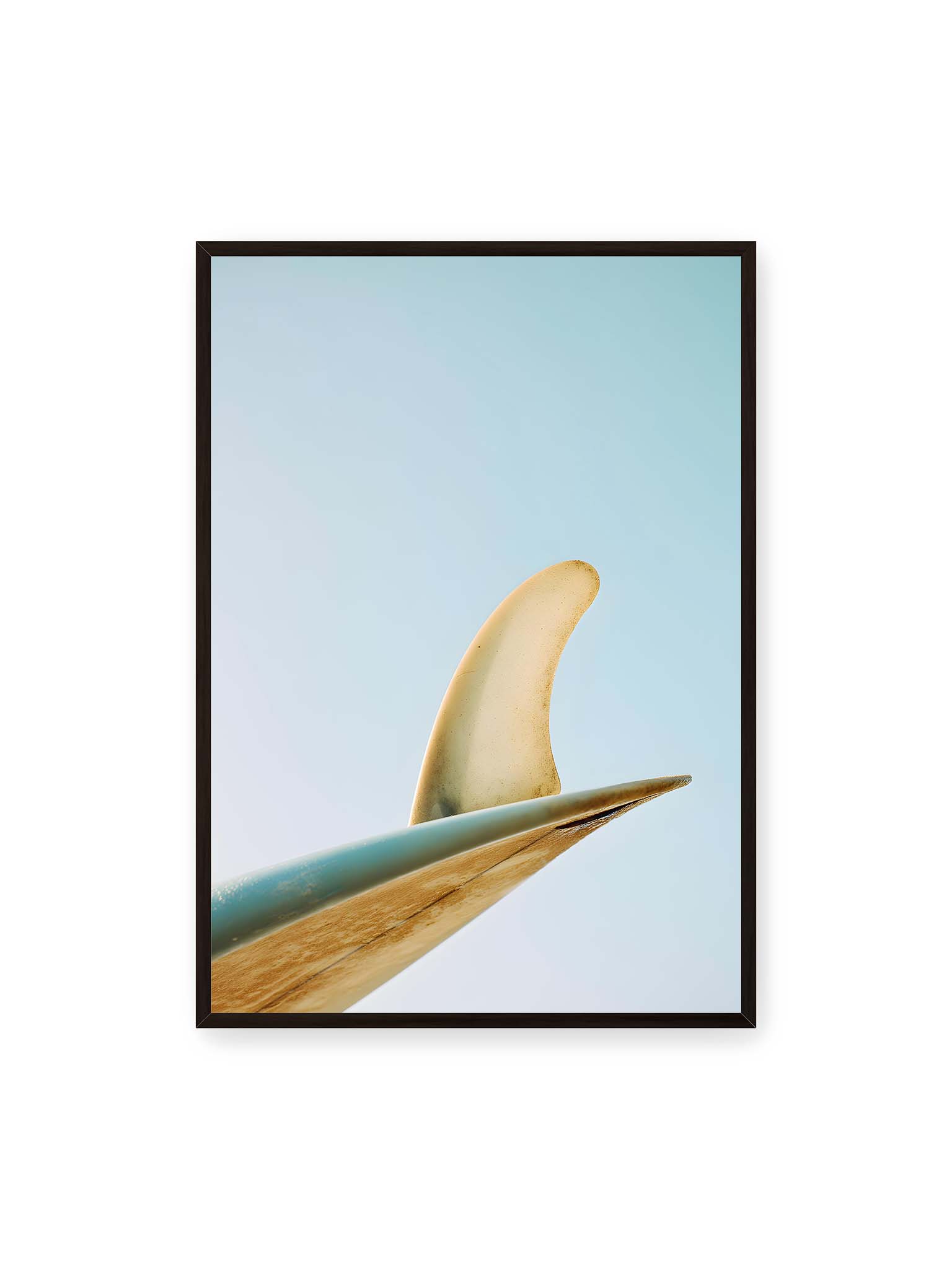 70x100 cm, schwarzer Rahmen – Surfboard-Finne vor klarem Himmel mit geschwungener Form und minimalistischer Komposition.