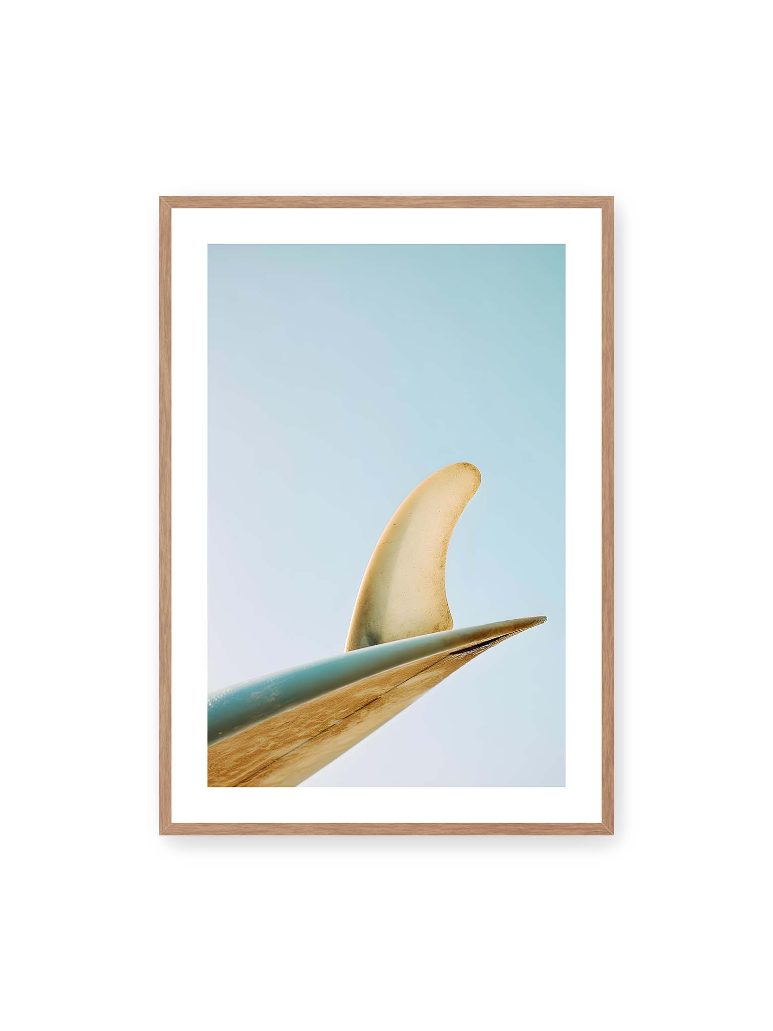 70x100 cm, weißer Galerie-Rand, Eichenrahmen – Surfboard-Finne vor klarem Himmel mit geschwungener Form und minimalistischer Komposition.