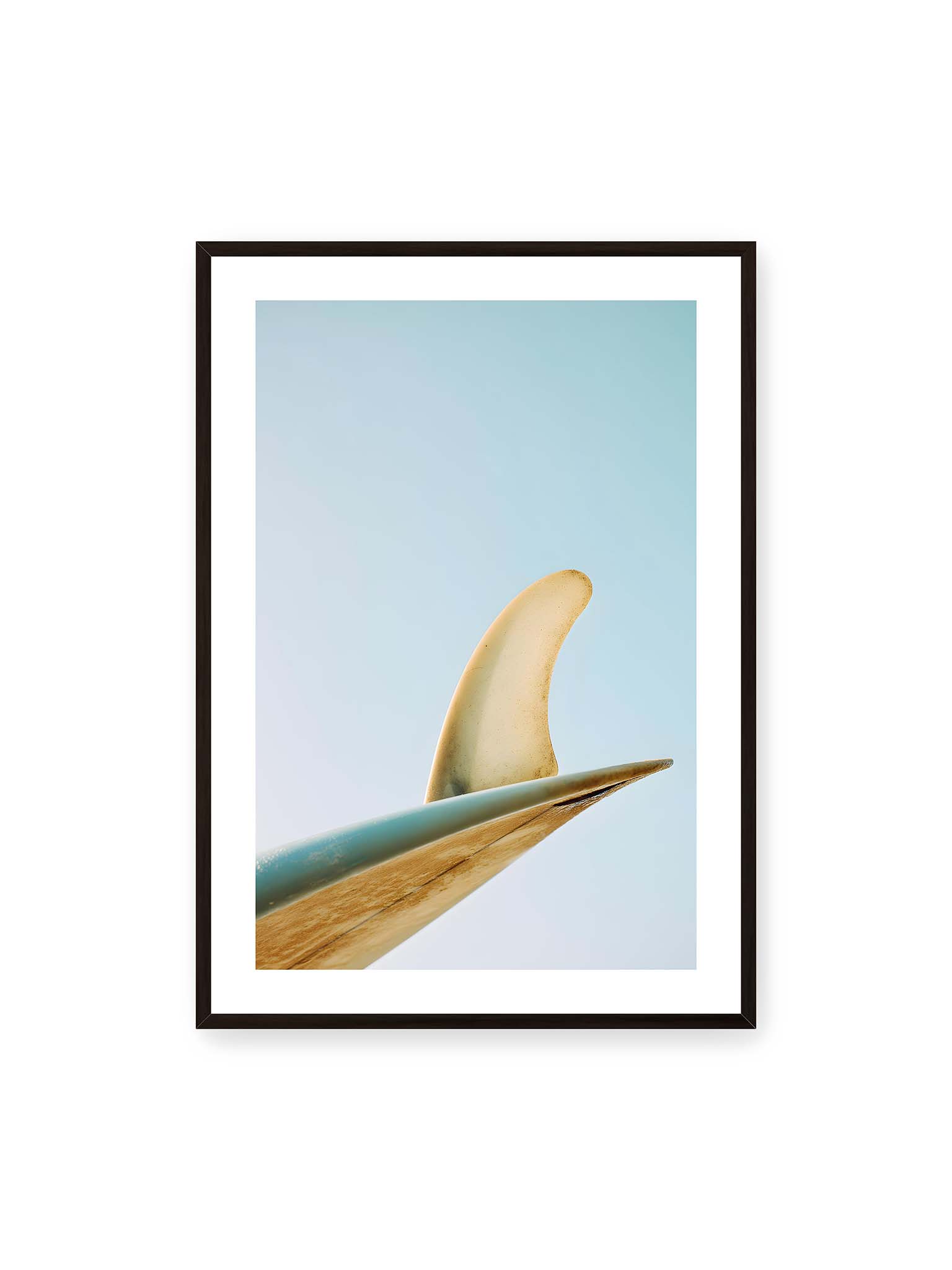 70x100 cm, weißer Galerie-Rand, schwarzer Rahmen – Surfboard-Finne vor klarem Himmel mit geschwungener Form und minimalistischer Komposition.