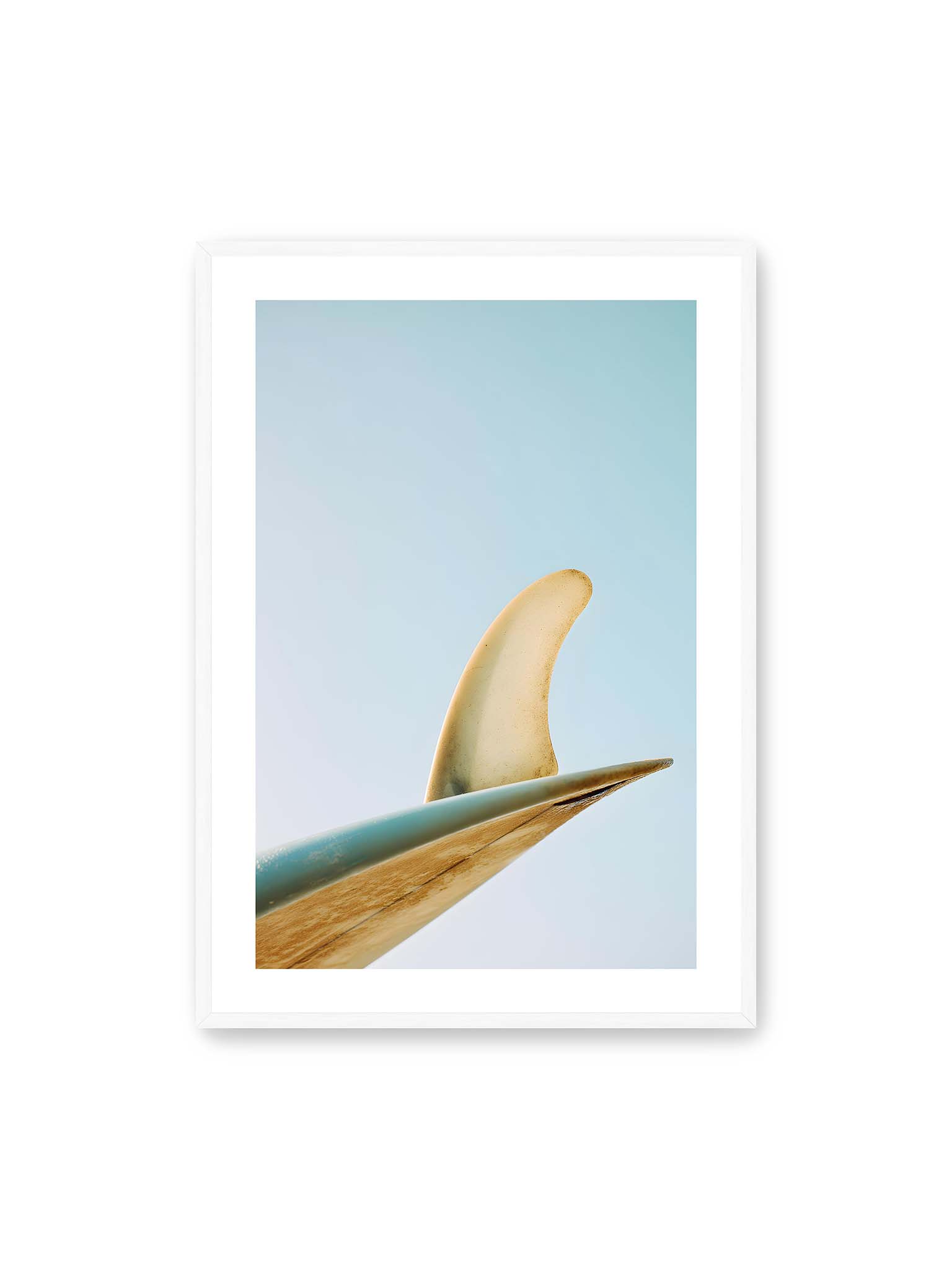 70x100 cm, weißer Galerie-Rand, weißer Rahmen – Surfboard-Finne vor klarem Himmel mit geschwungener Form und minimalistischer Komposition.