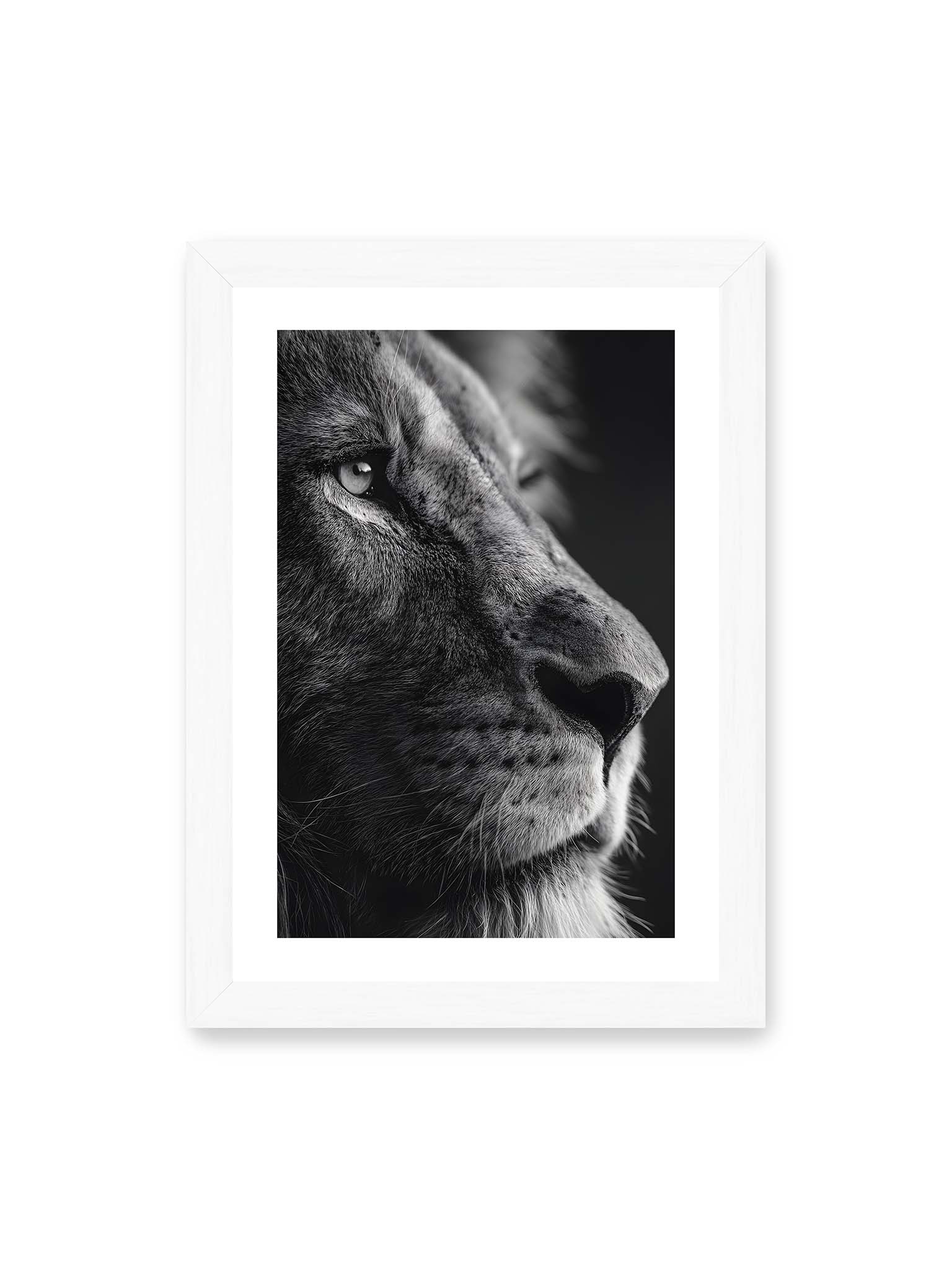 21x30 cm, weißer Galerie-Rand, weißer Rahmen – Schwarzweißes Profil eines Löwen mit ruhigem Blick und starkem Licht-Schatten-Kontrast.