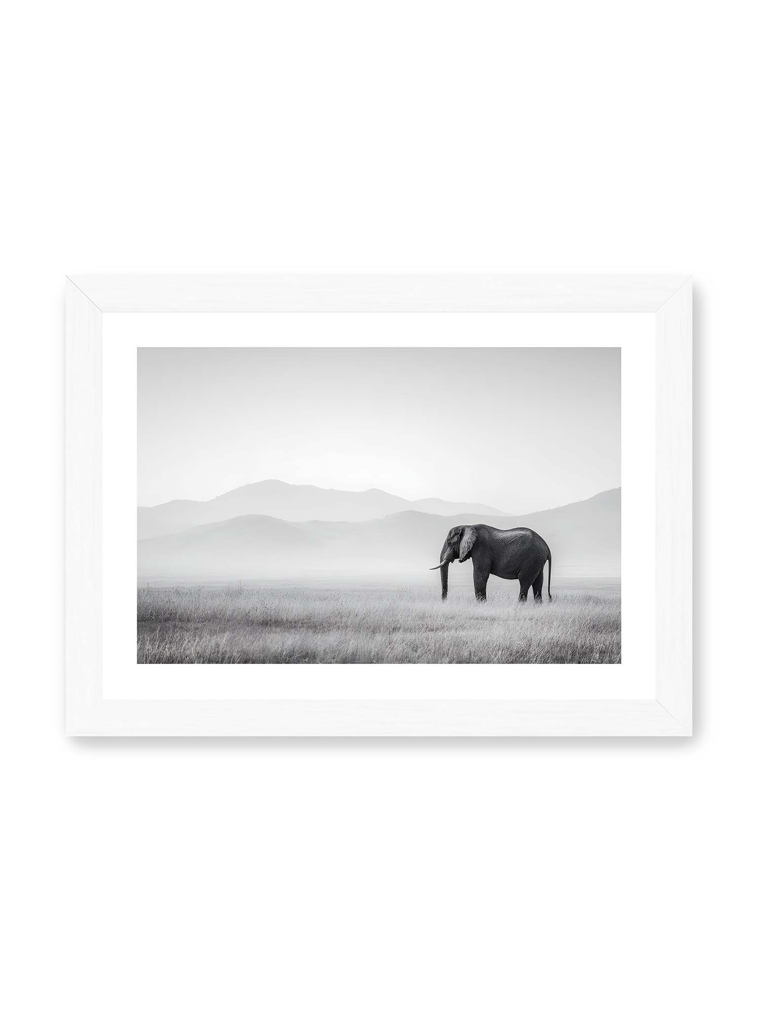 21x30 cm, weißer Galerie-Rand, weißer Rahmen – Elefant steht in weiter, nebeliger Landschaft mit sanften Hügeln im Hintergrund in monochromer Darstellung.