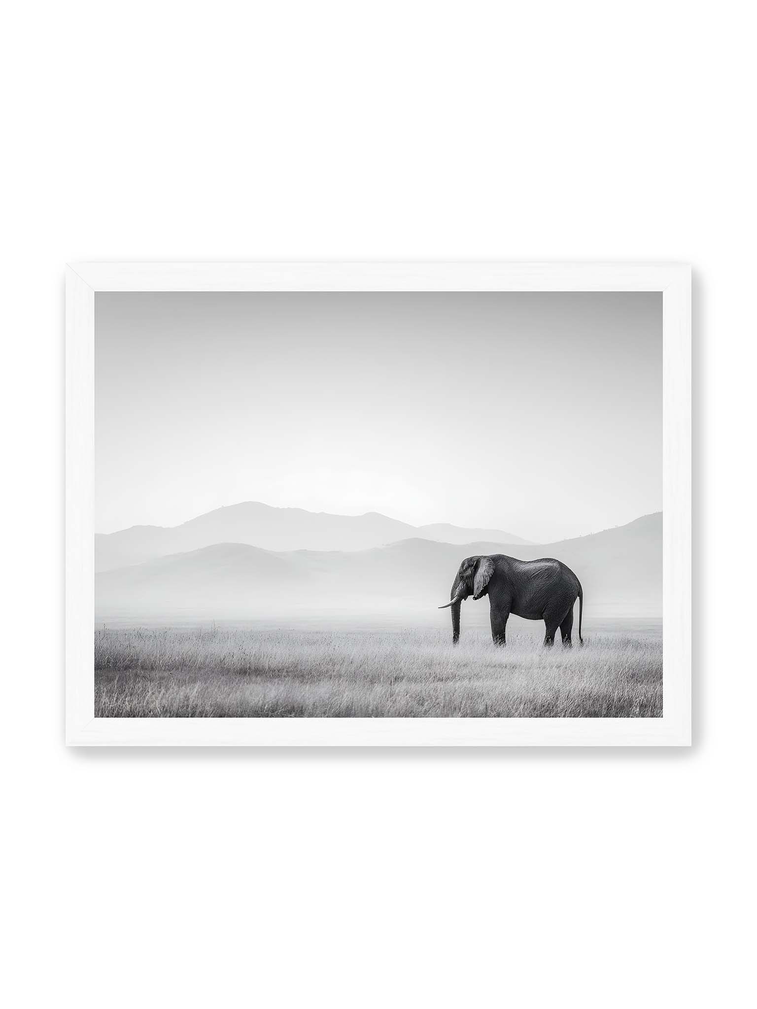 30x40 cm, weißer Rahmen – Elefant steht in weiter, nebeliger Landschaft mit sanften Hügeln im Hintergrund in monochromer Darstellung.
