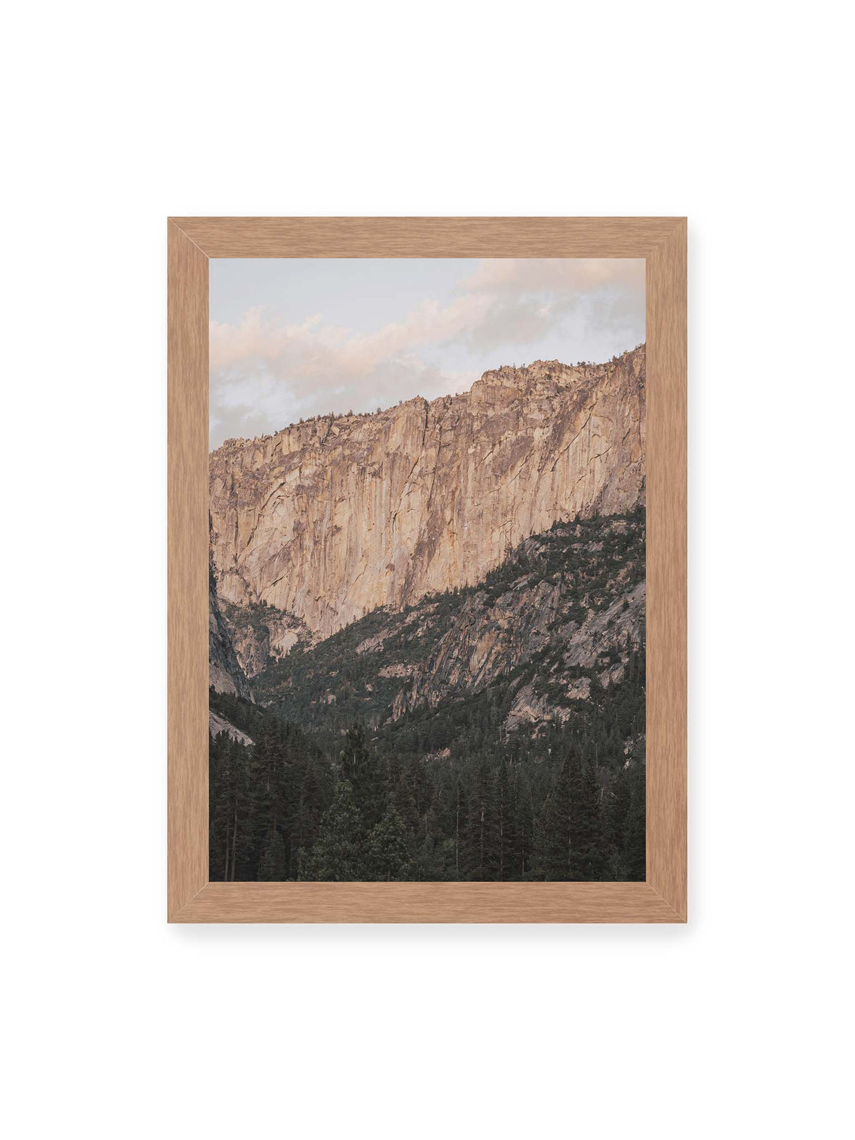 21x30 cm, Eichenrahmen – Helle, zerklüftete Felswand über dichtem Nadelwald und dunklen bewaldeten Berghängen.