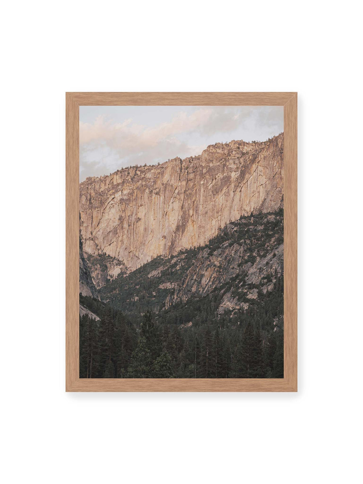 30x40 cm, Eichenrahmen – Helle, zerklüftete Felswand über dichtem Nadelwald und dunklen bewaldeten Berghängen.