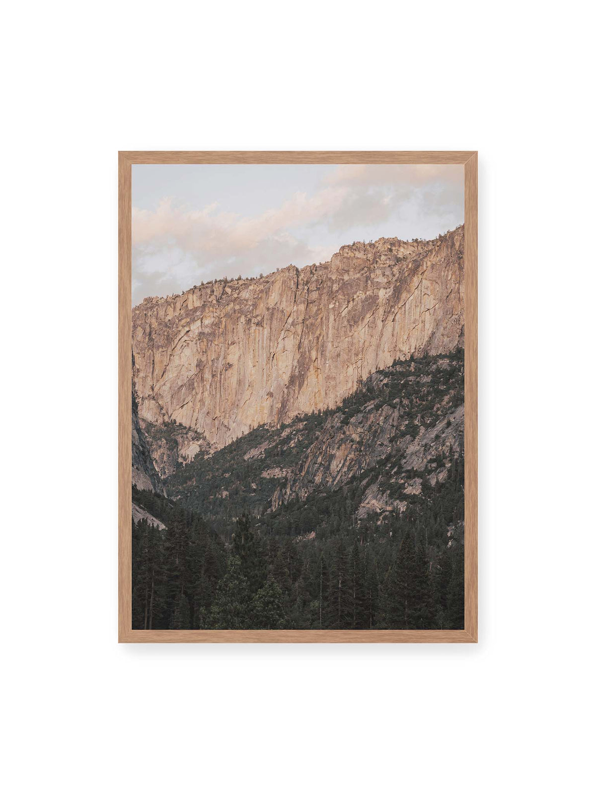 50x70 cm, Eichenrahmen – Helle, zerklüftete Felswand über dichtem Nadelwald und dunklen bewaldeten Berghängen.