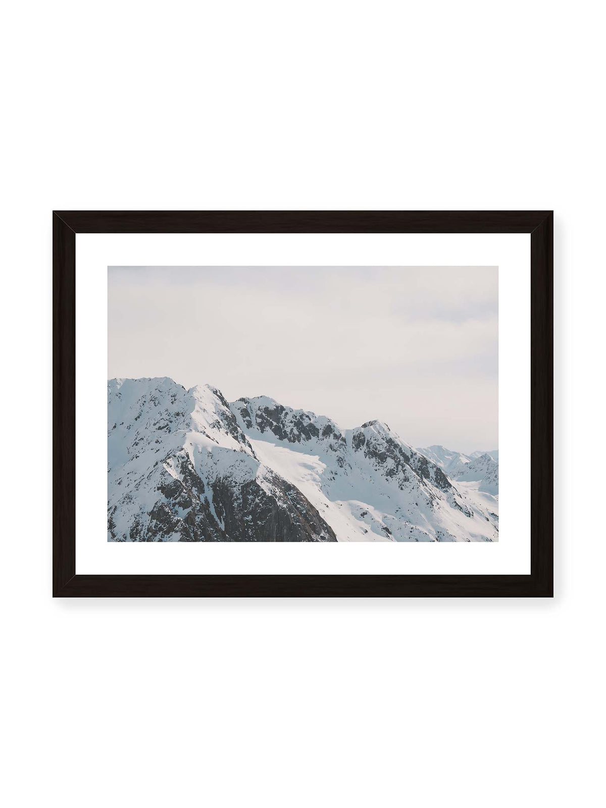 40x30 cm, weißer Galerie-Rand, schwarzer Rahmen – Verschneite Bergkette mit schroffen Felswänden und gestaffelten Gipfeln unter einem hellen, weiten Himmel.