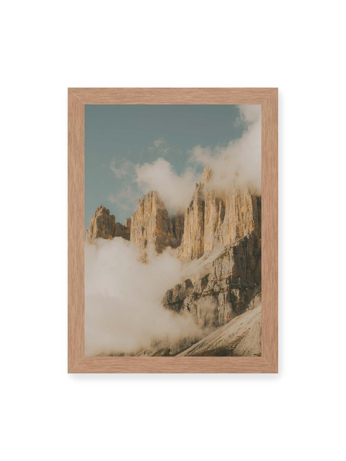 21x30 cm, Eichenrahmen – Helle, zerklüftete Felsgipfel ragen aus dichten Wolken vor einem blassblauen Himmel.