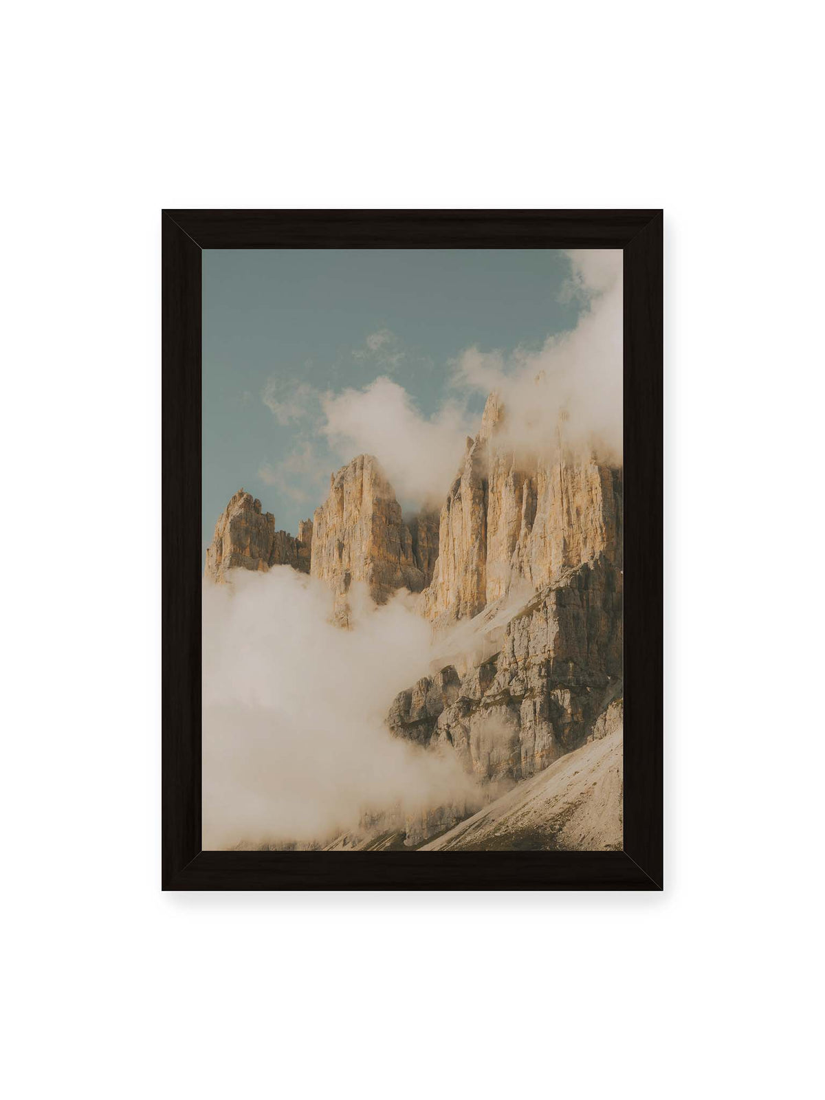 21x30 cm, schwarzer Rahmen – Helle, zerklüftete Felsgipfel ragen aus dichten Wolken vor einem blassblauen Himmel.
